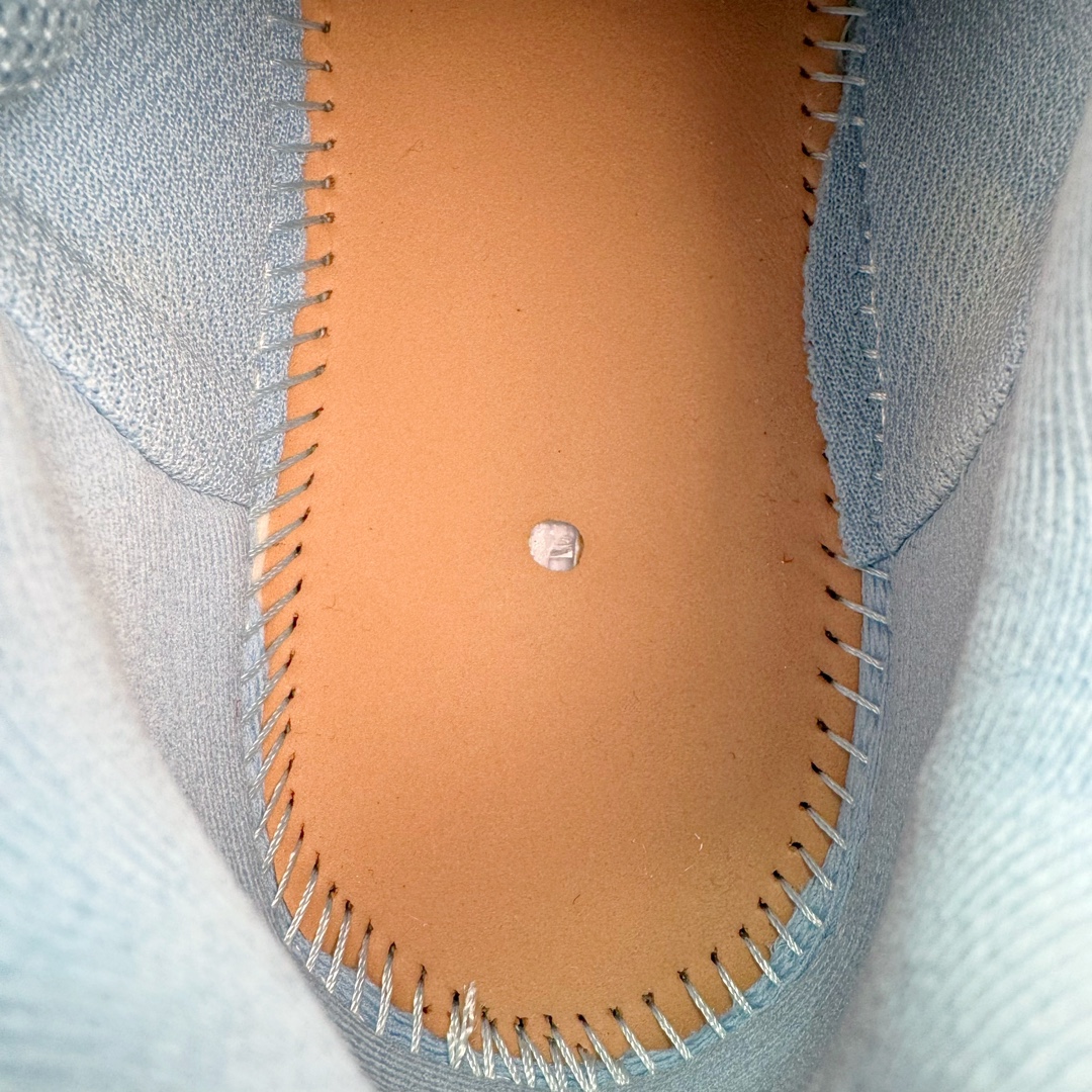 图片[10]-＃XA BALENCIAGA Defender Rubber Platform Sneakers 巴黎世家卫士系列低帮坦克履带轮胎鞋型越野户外增高厚底休闲运动慢跑鞋 男女鞋原楦原纸版开发版型 原版一致配件防尘袋及附送鞋带 1：1比例克重 全掌PU乳胶鞋垫及外观轻度磨损做旧效果 全新开发4层组合夸张轮胎花纹鞋底底部 • 不含皮革• 尼龙和网布材质• 磨损效果 • 夸张轮胎花纹鞋底 • 15毫米足弓 • 鞋舌凹印 Balenciaga 品牌标识 • 鞋头边缘和后帮凹印 Balenciaga 徽标和尺码 • 后帮拉袢 • 中国制造 • 用软布擦拭 材质：60%聚氨酯、28%聚酯纤维、12%尼龙 凭藉特殊外型风靡奢华运动鞋领域的 Balenciaga 在设计总监 Demna Gvasalia的职掌下 不乏吸睛作品 从 Triple S、Track 系列 到 X-Pander以及 Crocs 联名系列 今番再发布引人注目的鞋履 带来最新运动鞋款「Defender」该鞋款于 2022 春夏时装秀上首次曝光 在经典运动鞋基础上加以改造 利用坚固轮胎状单元打造具侵略性的巨大鞋底 立体凸起包覆四周 狂野外型堪称鞋界战车 透过材质比例的拿捏和单纯的用色 在鞋面采用相对柔和的设计 衬出鞋款亮点 偏大一码尺码：35/46-选品中心