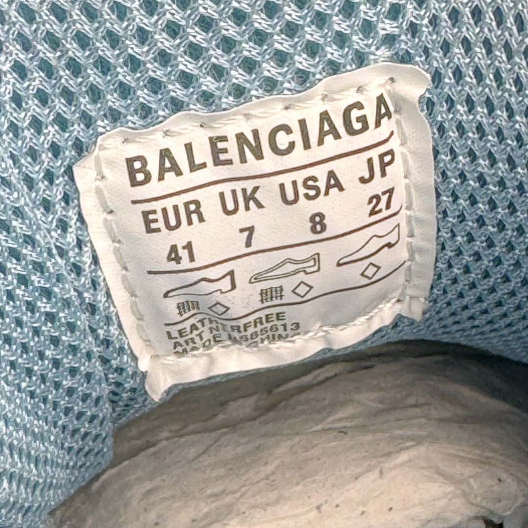 图片[11]-＃XA BALENCIAGA Defender Rubber Platform Sneakers 巴黎世家卫士系列低帮坦克履带轮胎鞋型越野户外增高厚底休闲运动慢跑鞋 男女鞋原楦原纸版开发版型 原版一致配件防尘袋及附送鞋带 1：1比例克重 全掌PU乳胶鞋垫及外观轻度磨损做旧效果 全新开发4层组合夸张轮胎花纹鞋底底部 • 不含皮革• 尼龙和网布材质• 磨损效果 • 夸张轮胎花纹鞋底 • 15毫米足弓 • 鞋舌凹印 Balenciaga 品牌标识 • 鞋头边缘和后帮凹印 Balenciaga 徽标和尺码 • 后帮拉袢 • 中国制造 • 用软布擦拭 材质：60%聚氨酯、28%聚酯纤维、12%尼龙 凭藉特殊外型风靡奢华运动鞋领域的 Balenciaga 在设计总监 Demna Gvasalia的职掌下 不乏吸睛作品 从 Triple S、Track 系列 到 X-Pander以及 Crocs 联名系列 今番再发布引人注目的鞋履 带来最新运动鞋款「Defender」该鞋款于 2022 春夏时装秀上首次曝光 在经典运动鞋基础上加以改造 利用坚固轮胎状单元打造具侵略性的巨大鞋底 立体凸起包覆四周 狂野外型堪称鞋界战车 透过材质比例的拿捏和单纯的用色 在鞋面采用相对柔和的设计 衬出鞋款亮点 偏大一码尺码：35/46-选品中心