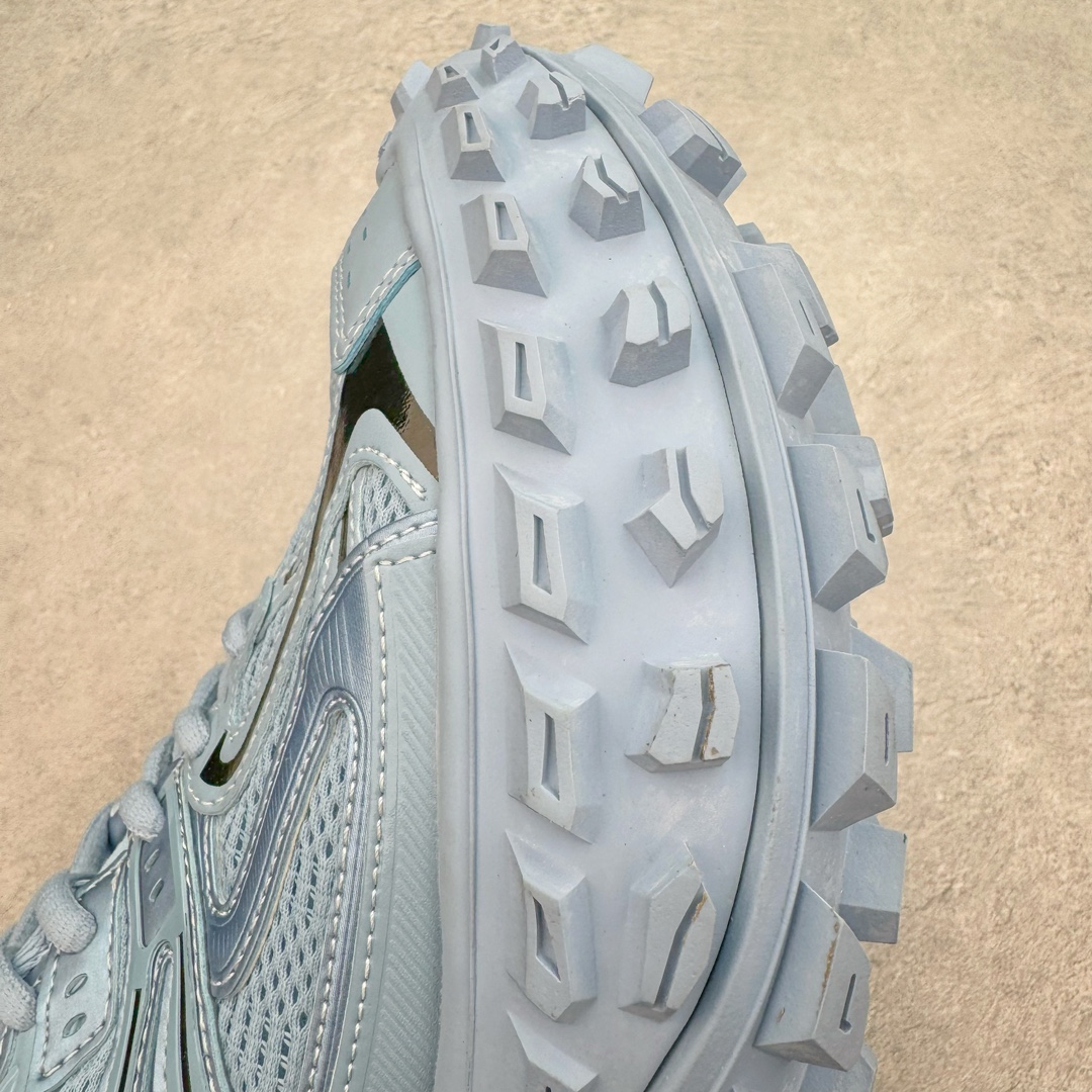 图片[15]-＃XA BALENCIAGA Defender Rubber Platform Sneakers 巴黎世家卫士系列低帮坦克履带轮胎鞋型越野户外增高厚底休闲运动慢跑鞋 男女鞋原楦原纸版开发版型 原版一致配件防尘袋及附送鞋带 1：1比例克重 全掌PU乳胶鞋垫及外观轻度磨损做旧效果 全新开发4层组合夸张轮胎花纹鞋底底部 • 不含皮革• 尼龙和网布材质• 磨损效果 • 夸张轮胎花纹鞋底 • 15毫米足弓 • 鞋舌凹印 Balenciaga 品牌标识 • 鞋头边缘和后帮凹印 Balenciaga 徽标和尺码 • 后帮拉袢 • 中国制造 • 用软布擦拭 材质：60%聚氨酯、28%聚酯纤维、12%尼龙 凭藉特殊外型风靡奢华运动鞋领域的 Balenciaga 在设计总监 Demna Gvasalia的职掌下 不乏吸睛作品 从 Triple S、Track 系列 到 X-Pander以及 Crocs 联名系列 今番再发布引人注目的鞋履 带来最新运动鞋款「Defender」该鞋款于 2022 春夏时装秀上首次曝光 在经典运动鞋基础上加以改造 利用坚固轮胎状单元打造具侵略性的巨大鞋底 立体凸起包覆四周 狂野外型堪称鞋界战车 透过材质比例的拿捏和单纯的用色 在鞋面采用相对柔和的设计 衬出鞋款亮点 偏大一码尺码：35/46-选品中心