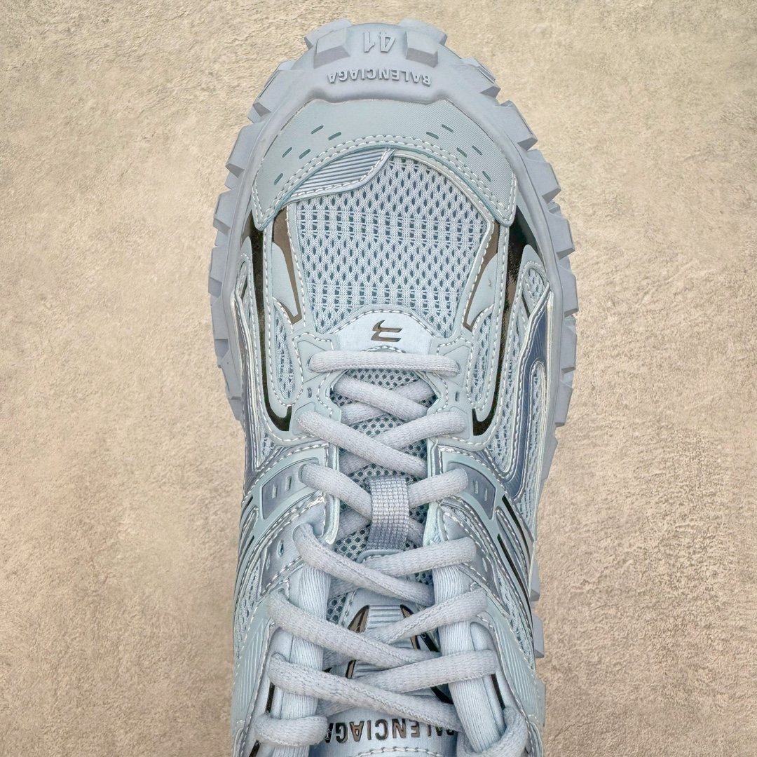 图片[4]-＃XA BALENCIAGA Defender Rubber Platform Sneakers 巴黎世家卫士系列低帮坦克履带轮胎鞋型越野户外增高厚底休闲运动慢跑鞋 男女鞋原楦原纸版开发版型 原版一致配件防尘袋及附送鞋带 1：1比例克重 全掌PU乳胶鞋垫及外观轻度磨损做旧效果 全新开发4层组合夸张轮胎花纹鞋底底部 • 不含皮革• 尼龙和网布材质• 磨损效果 • 夸张轮胎花纹鞋底 • 15毫米足弓 • 鞋舌凹印 Balenciaga 品牌标识 • 鞋头边缘和后帮凹印 Balenciaga 徽标和尺码 • 后帮拉袢 • 中国制造 • 用软布擦拭 材质：60%聚氨酯、28%聚酯纤维、12%尼龙 凭藉特殊外型风靡奢华运动鞋领域的 Balenciaga 在设计总监 Demna Gvasalia的职掌下 不乏吸睛作品 从 Triple S、Track 系列 到 X-Pander以及 Crocs 联名系列 今番再发布引人注目的鞋履 带来最新运动鞋款「Defender」该鞋款于 2022 春夏时装秀上首次曝光 在经典运动鞋基础上加以改造 利用坚固轮胎状单元打造具侵略性的巨大鞋底 立体凸起包覆四周 狂野外型堪称鞋界战车 透过材质比例的拿捏和单纯的用色 在鞋面采用相对柔和的设计 衬出鞋款亮点 偏大一码尺码：35/46-选品中心