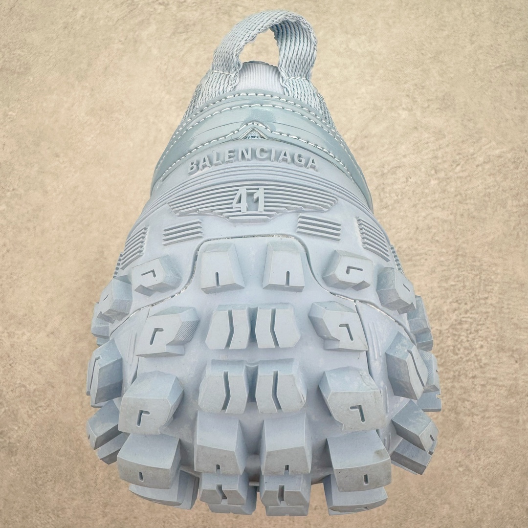 图片[8]-＃XA BALENCIAGA Defender Rubber Platform Sneakers 巴黎世家卫士系列低帮坦克履带轮胎鞋型越野户外增高厚底休闲运动慢跑鞋 男女鞋原楦原纸版开发版型 原版一致配件防尘袋及附送鞋带 1：1比例克重 全掌PU乳胶鞋垫及外观轻度磨损做旧效果 全新开发4层组合夸张轮胎花纹鞋底底部 • 不含皮革• 尼龙和网布材质• 磨损效果 • 夸张轮胎花纹鞋底 • 15毫米足弓 • 鞋舌凹印 Balenciaga 品牌标识 • 鞋头边缘和后帮凹印 Balenciaga 徽标和尺码 • 后帮拉袢 • 中国制造 • 用软布擦拭 材质：60%聚氨酯、28%聚酯纤维、12%尼龙 凭藉特殊外型风靡奢华运动鞋领域的 Balenciaga 在设计总监 Demna Gvasalia的职掌下 不乏吸睛作品 从 Triple S、Track 系列 到 X-Pander以及 Crocs 联名系列 今番再发布引人注目的鞋履 带来最新运动鞋款「Defender」该鞋款于 2022 春夏时装秀上首次曝光 在经典运动鞋基础上加以改造 利用坚固轮胎状单元打造具侵略性的巨大鞋底 立体凸起包覆四周 狂野外型堪称鞋界战车 透过材质比例的拿捏和单纯的用色 在鞋面采用相对柔和的设计 衬出鞋款亮点 偏大一码尺码：35/46-选品中心