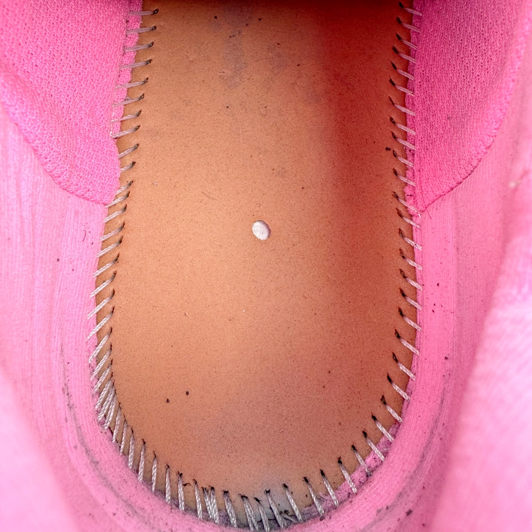 图片[16]-＃XA BALENCIAGA Defender Rubber Platform Sneakers 巴黎世家卫士系列低帮坦克履带轮胎鞋型越野户外增高厚底休闲运动慢跑鞋 男女鞋原楦原纸版开发版型 原版一致配件防尘袋及附送鞋带 1：1比例克重 全掌PU乳胶鞋垫及外观轻度磨损做旧效果 全新开发4层组合夸张轮胎花纹鞋底底部 • 不含皮革• 尼龙和网布材质• 磨损效果 • 夸张轮胎花纹鞋底 • 15毫米足弓 • 鞋舌凹印 Balenciaga 品牌标识 • 鞋头边缘和后帮凹印 Balenciaga 徽标和尺码 • 后帮拉袢 • 中国制造 • 用软布擦拭 材质：60%聚氨酯、28%聚酯纤维、12%尼龙 凭藉特殊外型风靡奢华运动鞋领域的 Balenciaga 在设计总监 Demna Gvasalia的职掌下 不乏吸睛作品 从 Triple S、Track 系列 到 X-Pander以及 Crocs 联名系列 今番再发布引人注目的鞋履 带来最新运动鞋款「Defender」该鞋款于 2022 春夏时装秀上首次曝光 在经典运动鞋基础上加以改造 利用坚固轮胎状单元打造具侵略性的巨大鞋底 立体凸起包覆四周 狂野外型堪称鞋界战车 透过材质比例的拿捏和单纯的用色 在鞋面采用相对柔和的设计 衬出鞋款亮点 偏大一码尺码：35/46-选品中心