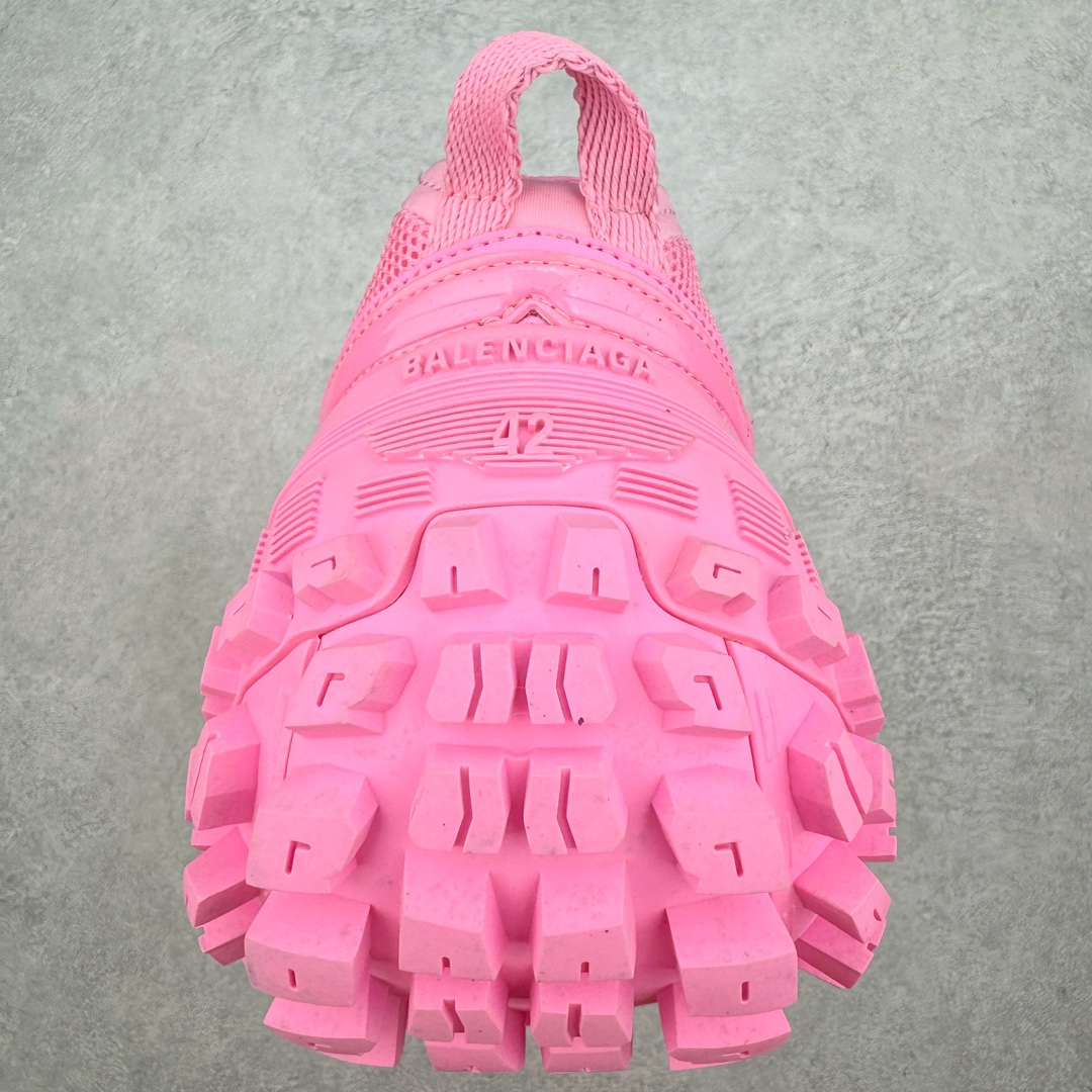 图片[8]-＃XA BALENCIAGA Defender Rubber Platform Sneakers 巴黎世家卫士系列低帮坦克履带轮胎鞋型越野户外增高厚底休闲运动慢跑鞋 男女鞋原楦原纸版开发版型 原版一致配件防尘袋及附送鞋带 1：1比例克重 全掌PU乳胶鞋垫及外观轻度磨损做旧效果 全新开发4层组合夸张轮胎花纹鞋底底部 • 不含皮革• 尼龙和网布材质• 磨损效果 • 夸张轮胎花纹鞋底 • 15毫米足弓 • 鞋舌凹印 Balenciaga 品牌标识 • 鞋头边缘和后帮凹印 Balenciaga 徽标和尺码 • 后帮拉袢 • 中国制造 • 用软布擦拭 材质：60%聚氨酯、28%聚酯纤维、12%尼龙 凭藉特殊外型风靡奢华运动鞋领域的 Balenciaga 在设计总监 Demna Gvasalia的职掌下 不乏吸睛作品 从 Triple S、Track 系列 到 X-Pander以及 Crocs 联名系列 今番再发布引人注目的鞋履 带来最新运动鞋款「Defender」该鞋款于 2022 春夏时装秀上首次曝光 在经典运动鞋基础上加以改造 利用坚固轮胎状单元打造具侵略性的巨大鞋底 立体凸起包覆四周 狂野外型堪称鞋界战车 透过材质比例的拿捏和单纯的用色 在鞋面采用相对柔和的设计 衬出鞋款亮点 偏大一码尺码：35/46-选品中心
