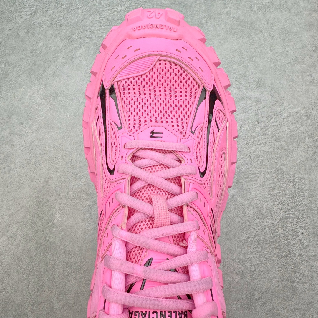 图片[4]-＃XA BALENCIAGA Defender Rubber Platform Sneakers 巴黎世家卫士系列低帮坦克履带轮胎鞋型越野户外增高厚底休闲运动慢跑鞋 男女鞋原楦原纸版开发版型 原版一致配件防尘袋及附送鞋带 1：1比例克重 全掌PU乳胶鞋垫及外观轻度磨损做旧效果 全新开发4层组合夸张轮胎花纹鞋底底部 • 不含皮革• 尼龙和网布材质• 磨损效果 • 夸张轮胎花纹鞋底 • 15毫米足弓 • 鞋舌凹印 Balenciaga 品牌标识 • 鞋头边缘和后帮凹印 Balenciaga 徽标和尺码 • 后帮拉袢 • 中国制造 • 用软布擦拭 材质：60%聚氨酯、28%聚酯纤维、12%尼龙 凭藉特殊外型风靡奢华运动鞋领域的 Balenciaga 在设计总监 Demna Gvasalia的职掌下 不乏吸睛作品 从 Triple S、Track 系列 到 X-Pander以及 Crocs 联名系列 今番再发布引人注目的鞋履 带来最新运动鞋款「Defender」该鞋款于 2022 春夏时装秀上首次曝光 在经典运动鞋基础上加以改造 利用坚固轮胎状单元打造具侵略性的巨大鞋底 立体凸起包覆四周 狂野外型堪称鞋界战车 透过材质比例的拿捏和单纯的用色 在鞋面采用相对柔和的设计 衬出鞋款亮点 偏大一码尺码：35/46-选品中心