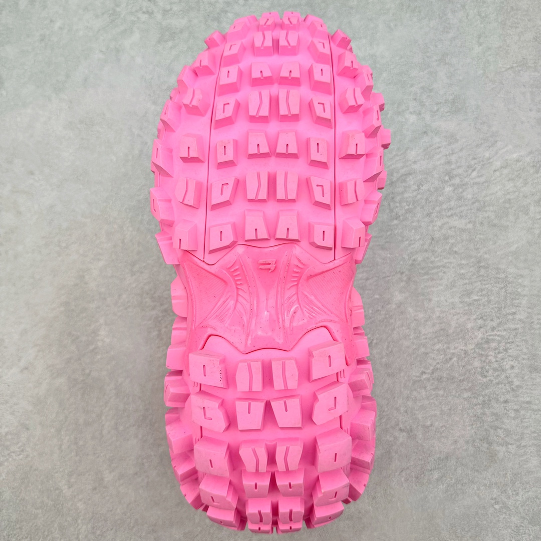 图片[9]-＃XA BALENCIAGA Defender Rubber Platform Sneakers 巴黎世家卫士系列低帮坦克履带轮胎鞋型越野户外增高厚底休闲运动慢跑鞋 男女鞋原楦原纸版开发版型 原版一致配件防尘袋及附送鞋带 1：1比例克重 全掌PU乳胶鞋垫及外观轻度磨损做旧效果 全新开发4层组合夸张轮胎花纹鞋底底部 • 不含皮革• 尼龙和网布材质• 磨损效果 • 夸张轮胎花纹鞋底 • 15毫米足弓 • 鞋舌凹印 Balenciaga 品牌标识 • 鞋头边缘和后帮凹印 Balenciaga 徽标和尺码 • 后帮拉袢 • 中国制造 • 用软布擦拭 材质：60%聚氨酯、28%聚酯纤维、12%尼龙 凭藉特殊外型风靡奢华运动鞋领域的 Balenciaga 在设计总监 Demna Gvasalia的职掌下 不乏吸睛作品 从 Triple S、Track 系列 到 X-Pander以及 Crocs 联名系列 今番再发布引人注目的鞋履 带来最新运动鞋款「Defender」该鞋款于 2022 春夏时装秀上首次曝光 在经典运动鞋基础上加以改造 利用坚固轮胎状单元打造具侵略性的巨大鞋底 立体凸起包覆四周 狂野外型堪称鞋界战车 透过材质比例的拿捏和单纯的用色 在鞋面采用相对柔和的设计 衬出鞋款亮点 偏大一码尺码：35/46-选品中心