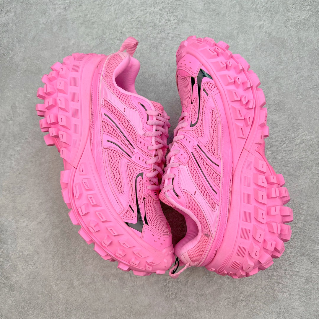 图片[3]-＃XA BALENCIAGA Defender Rubber Platform Sneakers 巴黎世家卫士系列低帮坦克履带轮胎鞋型越野户外增高厚底休闲运动慢跑鞋 男女鞋原楦原纸版开发版型 原版一致配件防尘袋及附送鞋带 1：1比例克重 全掌PU乳胶鞋垫及外观轻度磨损做旧效果 全新开发4层组合夸张轮胎花纹鞋底底部 • 不含皮革• 尼龙和网布材质• 磨损效果 • 夸张轮胎花纹鞋底 • 15毫米足弓 • 鞋舌凹印 Balenciaga 品牌标识 • 鞋头边缘和后帮凹印 Balenciaga 徽标和尺码 • 后帮拉袢 • 中国制造 • 用软布擦拭 材质：60%聚氨酯、28%聚酯纤维、12%尼龙 凭藉特殊外型风靡奢华运动鞋领域的 Balenciaga 在设计总监 Demna Gvasalia的职掌下 不乏吸睛作品 从 Triple S、Track 系列 到 X-Pander以及 Crocs 联名系列 今番再发布引人注目的鞋履 带来最新运动鞋款「Defender」该鞋款于 2022 春夏时装秀上首次曝光 在经典运动鞋基础上加以改造 利用坚固轮胎状单元打造具侵略性的巨大鞋底 立体凸起包覆四周 狂野外型堪称鞋界战车 透过材质比例的拿捏和单纯的用色 在鞋面采用相对柔和的设计 衬出鞋款亮点 偏大一码尺码：35/46-选品中心