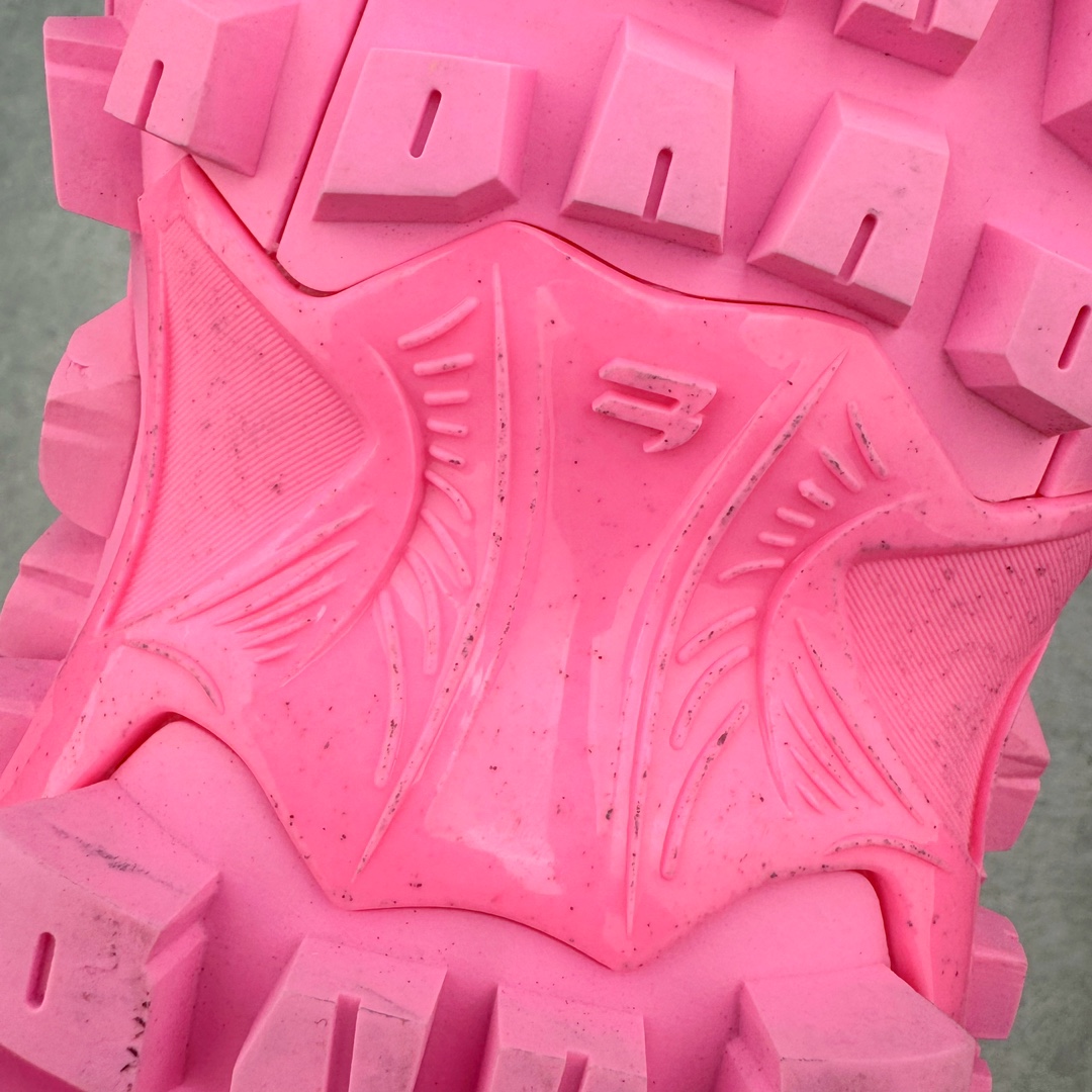 图片[14]-＃XA BALENCIAGA Defender Rubber Platform Sneakers 巴黎世家卫士系列低帮坦克履带轮胎鞋型越野户外增高厚底休闲运动慢跑鞋 男女鞋原楦原纸版开发版型 原版一致配件防尘袋及附送鞋带 1：1比例克重 全掌PU乳胶鞋垫及外观轻度磨损做旧效果 全新开发4层组合夸张轮胎花纹鞋底底部 • 不含皮革• 尼龙和网布材质• 磨损效果 • 夸张轮胎花纹鞋底 • 15毫米足弓 • 鞋舌凹印 Balenciaga 品牌标识 • 鞋头边缘和后帮凹印 Balenciaga 徽标和尺码 • 后帮拉袢 • 中国制造 • 用软布擦拭 材质：60%聚氨酯、28%聚酯纤维、12%尼龙 凭藉特殊外型风靡奢华运动鞋领域的 Balenciaga 在设计总监 Demna Gvasalia的职掌下 不乏吸睛作品 从 Triple S、Track 系列 到 X-Pander以及 Crocs 联名系列 今番再发布引人注目的鞋履 带来最新运动鞋款「Defender」该鞋款于 2022 春夏时装秀上首次曝光 在经典运动鞋基础上加以改造 利用坚固轮胎状单元打造具侵略性的巨大鞋底 立体凸起包覆四周 狂野外型堪称鞋界战车 透过材质比例的拿捏和单纯的用色 在鞋面采用相对柔和的设计 衬出鞋款亮点 偏大一码尺码：35/46-选品中心