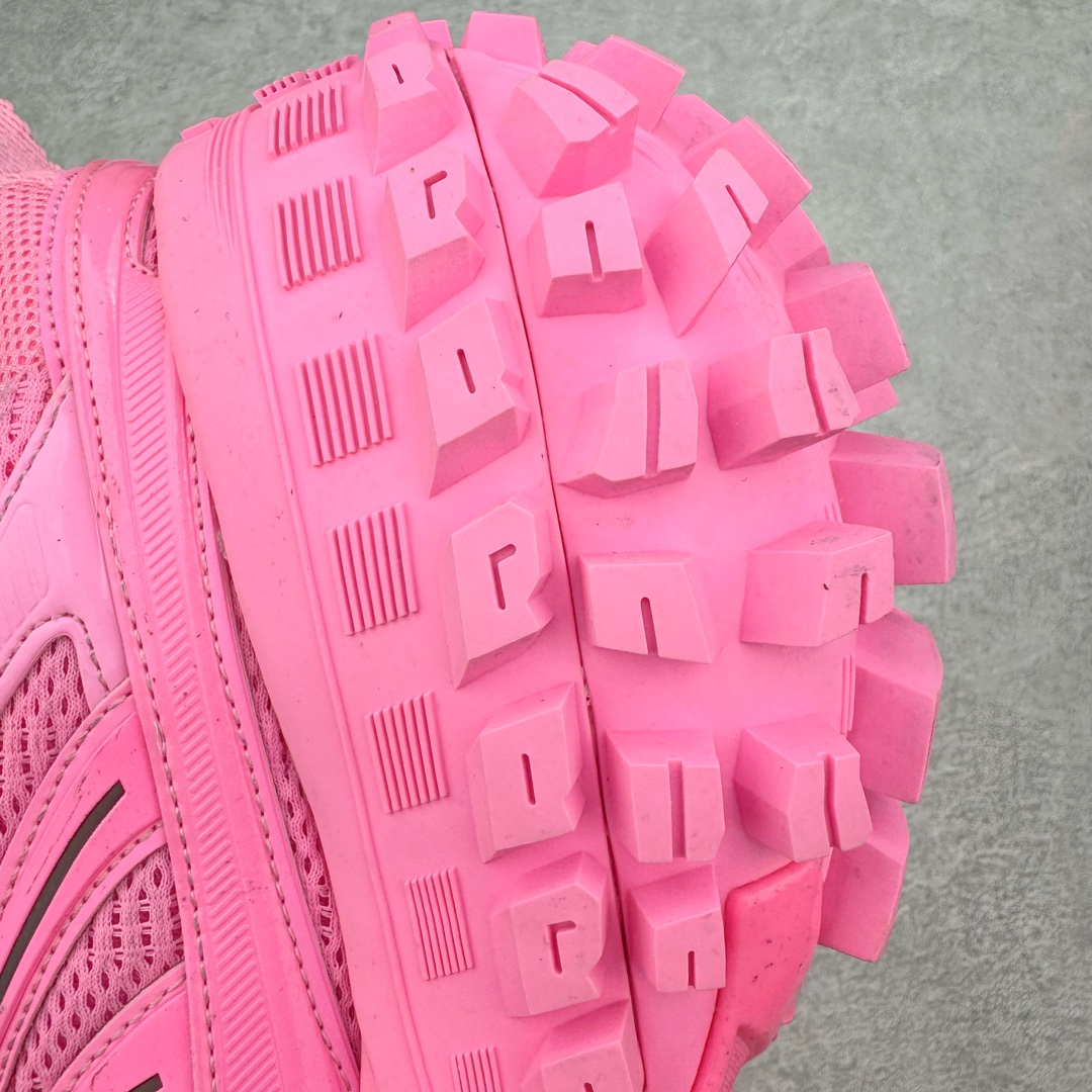 图片[15]-＃XA BALENCIAGA Defender Rubber Platform Sneakers 巴黎世家卫士系列低帮坦克履带轮胎鞋型越野户外增高厚底休闲运动慢跑鞋 男女鞋原楦原纸版开发版型 原版一致配件防尘袋及附送鞋带 1：1比例克重 全掌PU乳胶鞋垫及外观轻度磨损做旧效果 全新开发4层组合夸张轮胎花纹鞋底底部 • 不含皮革• 尼龙和网布材质• 磨损效果 • 夸张轮胎花纹鞋底 • 15毫米足弓 • 鞋舌凹印 Balenciaga 品牌标识 • 鞋头边缘和后帮凹印 Balenciaga 徽标和尺码 • 后帮拉袢 • 中国制造 • 用软布擦拭 材质：60%聚氨酯、28%聚酯纤维、12%尼龙 凭藉特殊外型风靡奢华运动鞋领域的 Balenciaga 在设计总监 Demna Gvasalia的职掌下 不乏吸睛作品 从 Triple S、Track 系列 到 X-Pander以及 Crocs 联名系列 今番再发布引人注目的鞋履 带来最新运动鞋款「Defender」该鞋款于 2022 春夏时装秀上首次曝光 在经典运动鞋基础上加以改造 利用坚固轮胎状单元打造具侵略性的巨大鞋底 立体凸起包覆四周 狂野外型堪称鞋界战车 透过材质比例的拿捏和单纯的用色 在鞋面采用相对柔和的设计 衬出鞋款亮点 偏大一码尺码：35/46-选品中心