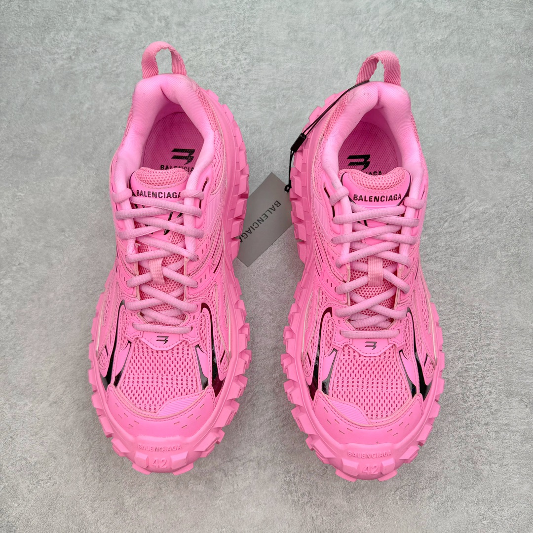 图片[2]-＃XA BALENCIAGA Defender Rubber Platform Sneakers 巴黎世家卫士系列低帮坦克履带轮胎鞋型越野户外增高厚底休闲运动慢跑鞋 男女鞋原楦原纸版开发版型 原版一致配件防尘袋及附送鞋带 1：1比例克重 全掌PU乳胶鞋垫及外观轻度磨损做旧效果 全新开发4层组合夸张轮胎花纹鞋底底部 • 不含皮革• 尼龙和网布材质• 磨损效果 • 夸张轮胎花纹鞋底 • 15毫米足弓 • 鞋舌凹印 Balenciaga 品牌标识 • 鞋头边缘和后帮凹印 Balenciaga 徽标和尺码 • 后帮拉袢 • 中国制造 • 用软布擦拭 材质：60%聚氨酯、28%聚酯纤维、12%尼龙 凭藉特殊外型风靡奢华运动鞋领域的 Balenciaga 在设计总监 Demna Gvasalia的职掌下 不乏吸睛作品 从 Triple S、Track 系列 到 X-Pander以及 Crocs 联名系列 今番再发布引人注目的鞋履 带来最新运动鞋款「Defender」该鞋款于 2022 春夏时装秀上首次曝光 在经典运动鞋基础上加以改造 利用坚固轮胎状单元打造具侵略性的巨大鞋底 立体凸起包覆四周 狂野外型堪称鞋界战车 透过材质比例的拿捏和单纯的用色 在鞋面采用相对柔和的设计 衬出鞋款亮点 偏大一码尺码：35/46-选品中心