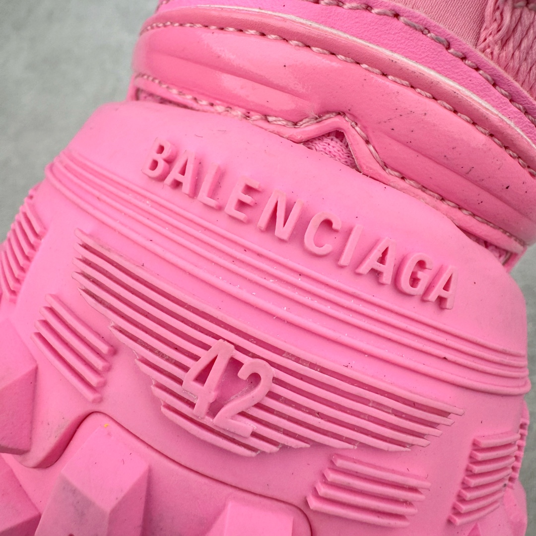 图片[11]-＃XA BALENCIAGA Defender Rubber Platform Sneakers 巴黎世家卫士系列低帮坦克履带轮胎鞋型越野户外增高厚底休闲运动慢跑鞋 男女鞋原楦原纸版开发版型 原版一致配件防尘袋及附送鞋带 1：1比例克重 全掌PU乳胶鞋垫及外观轻度磨损做旧效果 全新开发4层组合夸张轮胎花纹鞋底底部 • 不含皮革• 尼龙和网布材质• 磨损效果 • 夸张轮胎花纹鞋底 • 15毫米足弓 • 鞋舌凹印 Balenciaga 品牌标识 • 鞋头边缘和后帮凹印 Balenciaga 徽标和尺码 • 后帮拉袢 • 中国制造 • 用软布擦拭 材质：60%聚氨酯、28%聚酯纤维、12%尼龙 凭藉特殊外型风靡奢华运动鞋领域的 Balenciaga 在设计总监 Demna Gvasalia的职掌下 不乏吸睛作品 从 Triple S、Track 系列 到 X-Pander以及 Crocs 联名系列 今番再发布引人注目的鞋履 带来最新运动鞋款「Defender」该鞋款于 2022 春夏时装秀上首次曝光 在经典运动鞋基础上加以改造 利用坚固轮胎状单元打造具侵略性的巨大鞋底 立体凸起包覆四周 狂野外型堪称鞋界战车 透过材质比例的拿捏和单纯的用色 在鞋面采用相对柔和的设计 衬出鞋款亮点 偏大一码尺码：35/46-选品中心