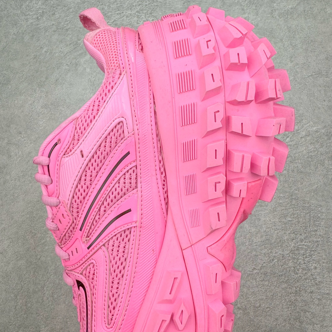 图片[7]-＃XA BALENCIAGA Defender Rubber Platform Sneakers 巴黎世家卫士系列低帮坦克履带轮胎鞋型越野户外增高厚底休闲运动慢跑鞋 男女鞋原楦原纸版开发版型 原版一致配件防尘袋及附送鞋带 1：1比例克重 全掌PU乳胶鞋垫及外观轻度磨损做旧效果 全新开发4层组合夸张轮胎花纹鞋底底部 • 不含皮革• 尼龙和网布材质• 磨损效果 • 夸张轮胎花纹鞋底 • 15毫米足弓 • 鞋舌凹印 Balenciaga 品牌标识 • 鞋头边缘和后帮凹印 Balenciaga 徽标和尺码 • 后帮拉袢 • 中国制造 • 用软布擦拭 材质：60%聚氨酯、28%聚酯纤维、12%尼龙 凭藉特殊外型风靡奢华运动鞋领域的 Balenciaga 在设计总监 Demna Gvasalia的职掌下 不乏吸睛作品 从 Triple S、Track 系列 到 X-Pander以及 Crocs 联名系列 今番再发布引人注目的鞋履 带来最新运动鞋款「Defender」该鞋款于 2022 春夏时装秀上首次曝光 在经典运动鞋基础上加以改造 利用坚固轮胎状单元打造具侵略性的巨大鞋底 立体凸起包覆四周 狂野外型堪称鞋界战车 透过材质比例的拿捏和单纯的用色 在鞋面采用相对柔和的设计 衬出鞋款亮点 偏大一码尺码：35/46-选品中心