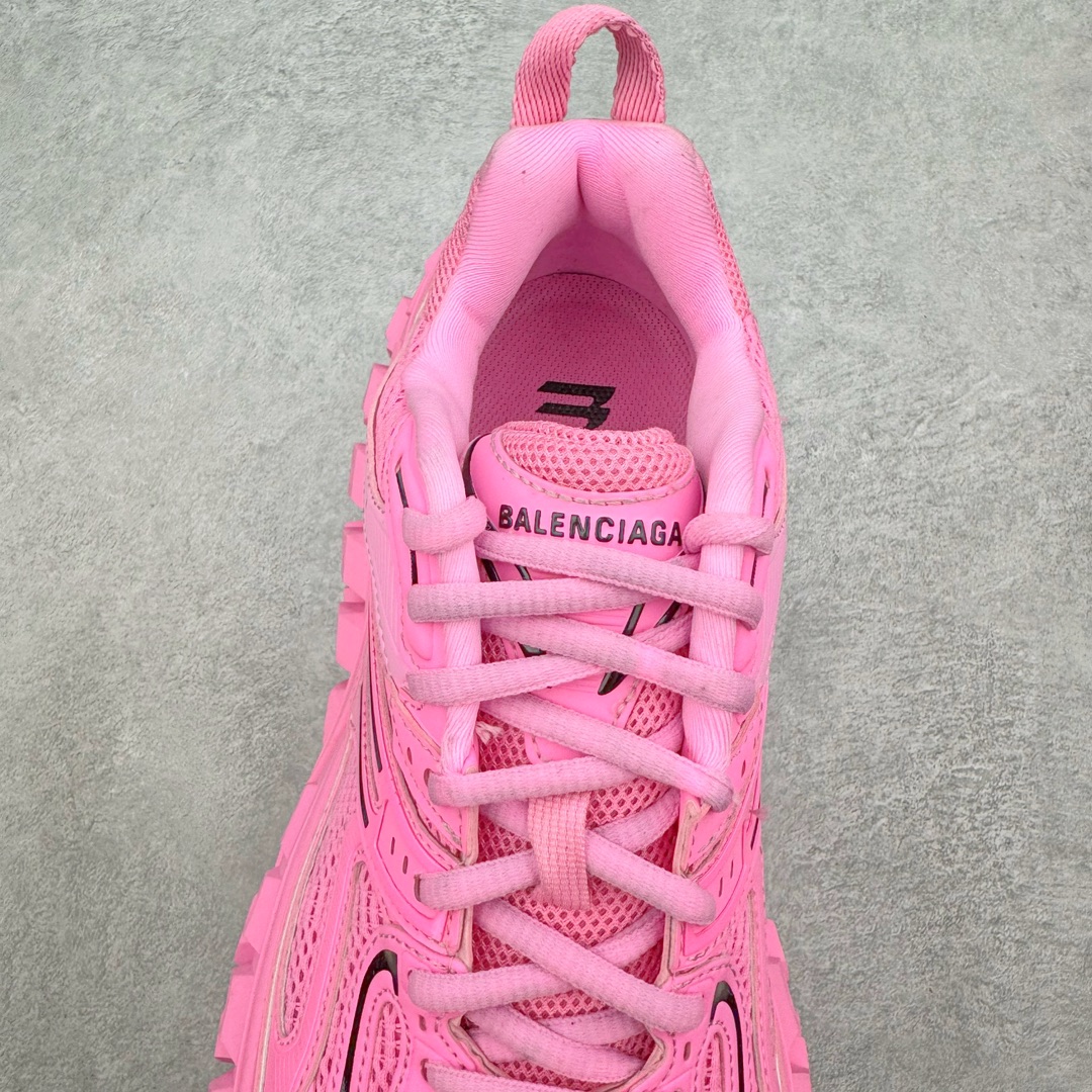 图片[5]-＃XA BALENCIAGA Defender Rubber Platform Sneakers 巴黎世家卫士系列低帮坦克履带轮胎鞋型越野户外增高厚底休闲运动慢跑鞋 男女鞋原楦原纸版开发版型 原版一致配件防尘袋及附送鞋带 1：1比例克重 全掌PU乳胶鞋垫及外观轻度磨损做旧效果 全新开发4层组合夸张轮胎花纹鞋底底部 • 不含皮革• 尼龙和网布材质• 磨损效果 • 夸张轮胎花纹鞋底 • 15毫米足弓 • 鞋舌凹印 Balenciaga 品牌标识 • 鞋头边缘和后帮凹印 Balenciaga 徽标和尺码 • 后帮拉袢 • 中国制造 • 用软布擦拭 材质：60%聚氨酯、28%聚酯纤维、12%尼龙 凭藉特殊外型风靡奢华运动鞋领域的 Balenciaga 在设计总监 Demna Gvasalia的职掌下 不乏吸睛作品 从 Triple S、Track 系列 到 X-Pander以及 Crocs 联名系列 今番再发布引人注目的鞋履 带来最新运动鞋款「Defender」该鞋款于 2022 春夏时装秀上首次曝光 在经典运动鞋基础上加以改造 利用坚固轮胎状单元打造具侵略性的巨大鞋底 立体凸起包覆四周 狂野外型堪称鞋界战车 透过材质比例的拿捏和单纯的用色 在鞋面采用相对柔和的设计 衬出鞋款亮点 偏大一码尺码：35/46-选品中心