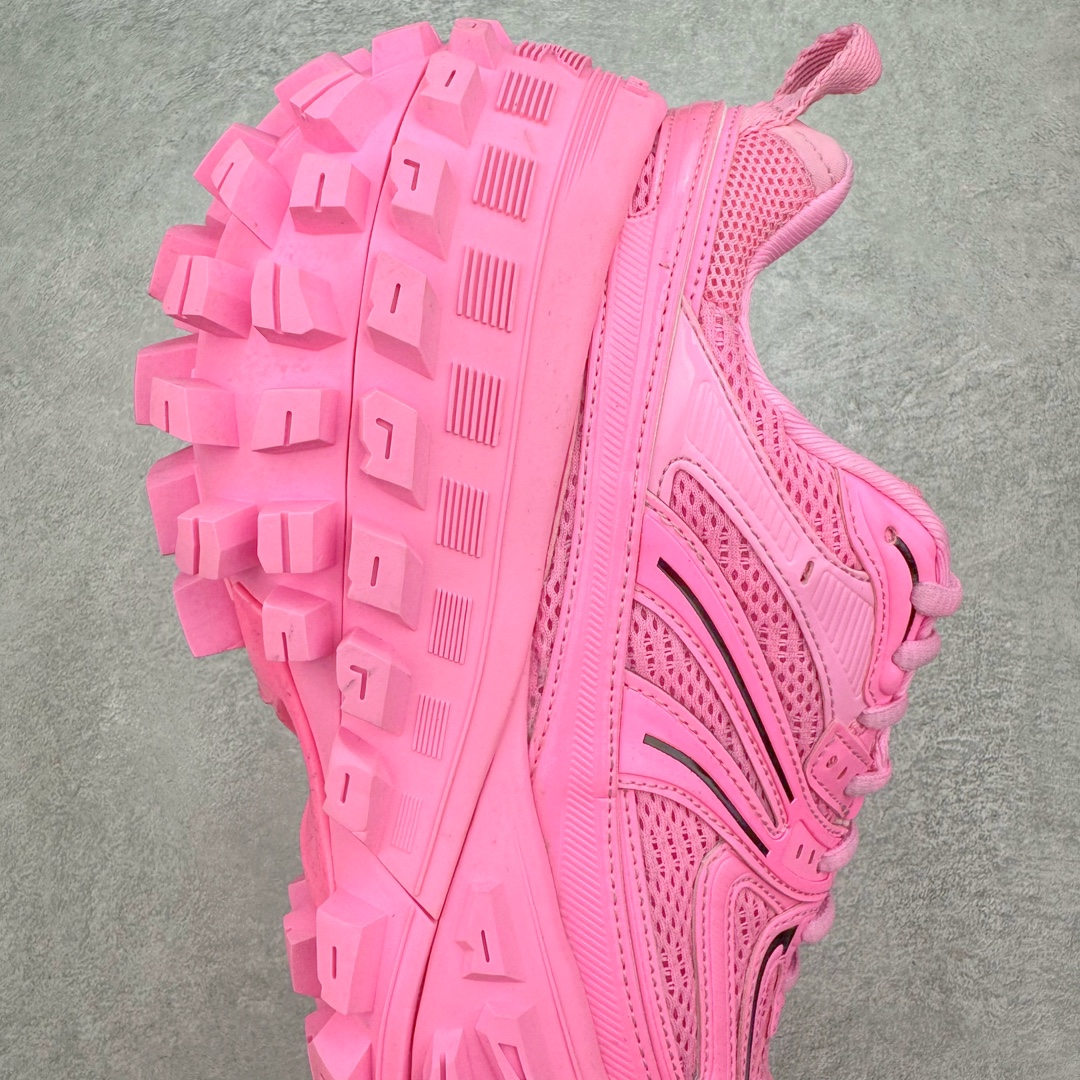 图片[6]-＃XA BALENCIAGA Defender Rubber Platform Sneakers 巴黎世家卫士系列低帮坦克履带轮胎鞋型越野户外增高厚底休闲运动慢跑鞋 男女鞋原楦原纸版开发版型 原版一致配件防尘袋及附送鞋带 1：1比例克重 全掌PU乳胶鞋垫及外观轻度磨损做旧效果 全新开发4层组合夸张轮胎花纹鞋底底部 • 不含皮革• 尼龙和网布材质• 磨损效果 • 夸张轮胎花纹鞋底 • 15毫米足弓 • 鞋舌凹印 Balenciaga 品牌标识 • 鞋头边缘和后帮凹印 Balenciaga 徽标和尺码 • 后帮拉袢 • 中国制造 • 用软布擦拭 材质：60%聚氨酯、28%聚酯纤维、12%尼龙 凭藉特殊外型风靡奢华运动鞋领域的 Balenciaga 在设计总监 Demna Gvasalia的职掌下 不乏吸睛作品 从 Triple S、Track 系列 到 X-Pander以及 Crocs 联名系列 今番再发布引人注目的鞋履 带来最新运动鞋款「Defender」该鞋款于 2022 春夏时装秀上首次曝光 在经典运动鞋基础上加以改造 利用坚固轮胎状单元打造具侵略性的巨大鞋底 立体凸起包覆四周 狂野外型堪称鞋界战车 透过材质比例的拿捏和单纯的用色 在鞋面采用相对柔和的设计 衬出鞋款亮点 偏大一码尺码：35/46-选品中心