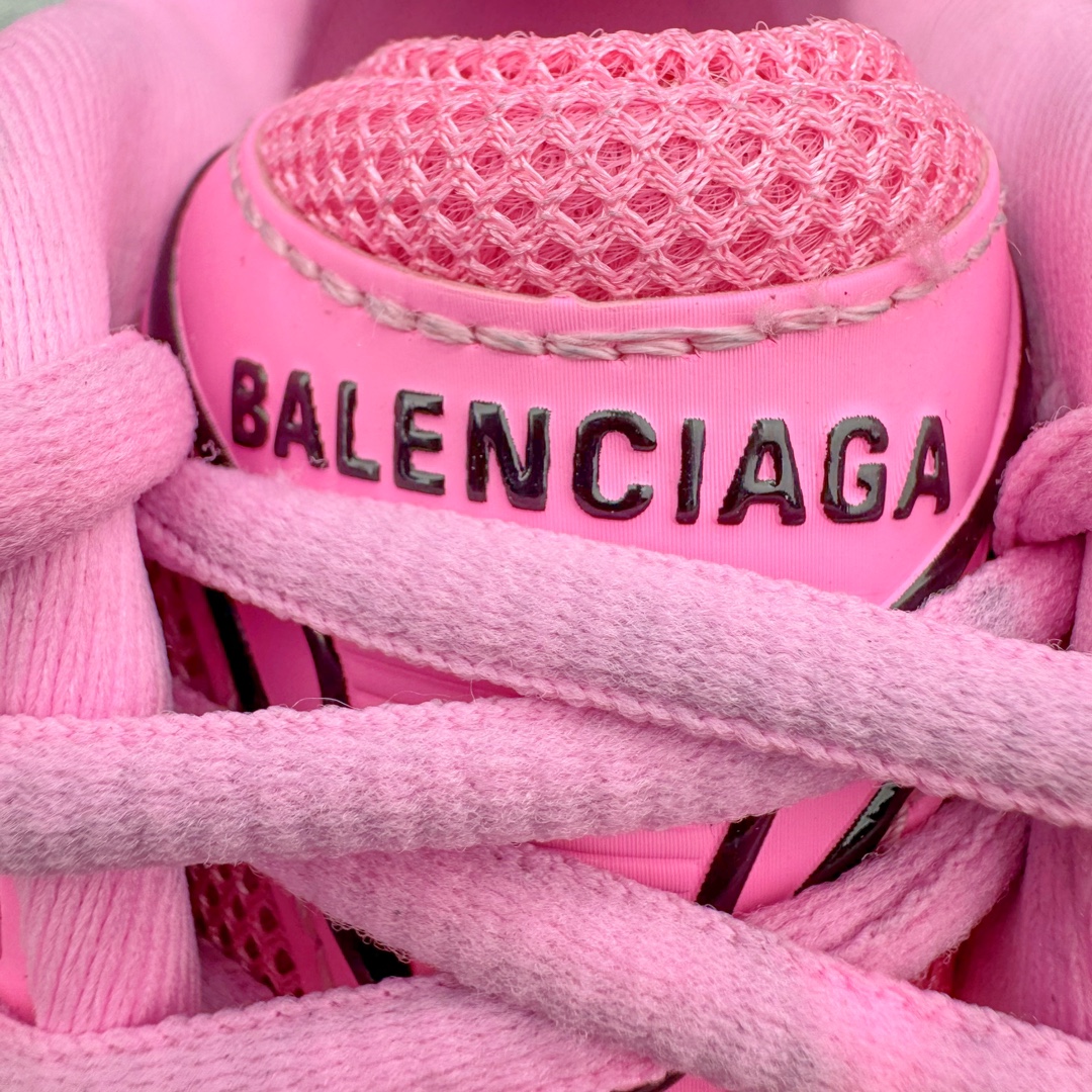 图片[10]-＃XA BALENCIAGA Defender Rubber Platform Sneakers 巴黎世家卫士系列低帮坦克履带轮胎鞋型越野户外增高厚底休闲运动慢跑鞋 男女鞋原楦原纸版开发版型 原版一致配件防尘袋及附送鞋带 1：1比例克重 全掌PU乳胶鞋垫及外观轻度磨损做旧效果 全新开发4层组合夸张轮胎花纹鞋底底部 • 不含皮革• 尼龙和网布材质• 磨损效果 • 夸张轮胎花纹鞋底 • 15毫米足弓 • 鞋舌凹印 Balenciaga 品牌标识 • 鞋头边缘和后帮凹印 Balenciaga 徽标和尺码 • 后帮拉袢 • 中国制造 • 用软布擦拭 材质：60%聚氨酯、28%聚酯纤维、12%尼龙 凭藉特殊外型风靡奢华运动鞋领域的 Balenciaga 在设计总监 Demna Gvasalia的职掌下 不乏吸睛作品 从 Triple S、Track 系列 到 X-Pander以及 Crocs 联名系列 今番再发布引人注目的鞋履 带来最新运动鞋款「Defender」该鞋款于 2022 春夏时装秀上首次曝光 在经典运动鞋基础上加以改造 利用坚固轮胎状单元打造具侵略性的巨大鞋底 立体凸起包覆四周 狂野外型堪称鞋界战车 透过材质比例的拿捏和单纯的用色 在鞋面采用相对柔和的设计 衬出鞋款亮点 偏大一码尺码：35/46-选品中心