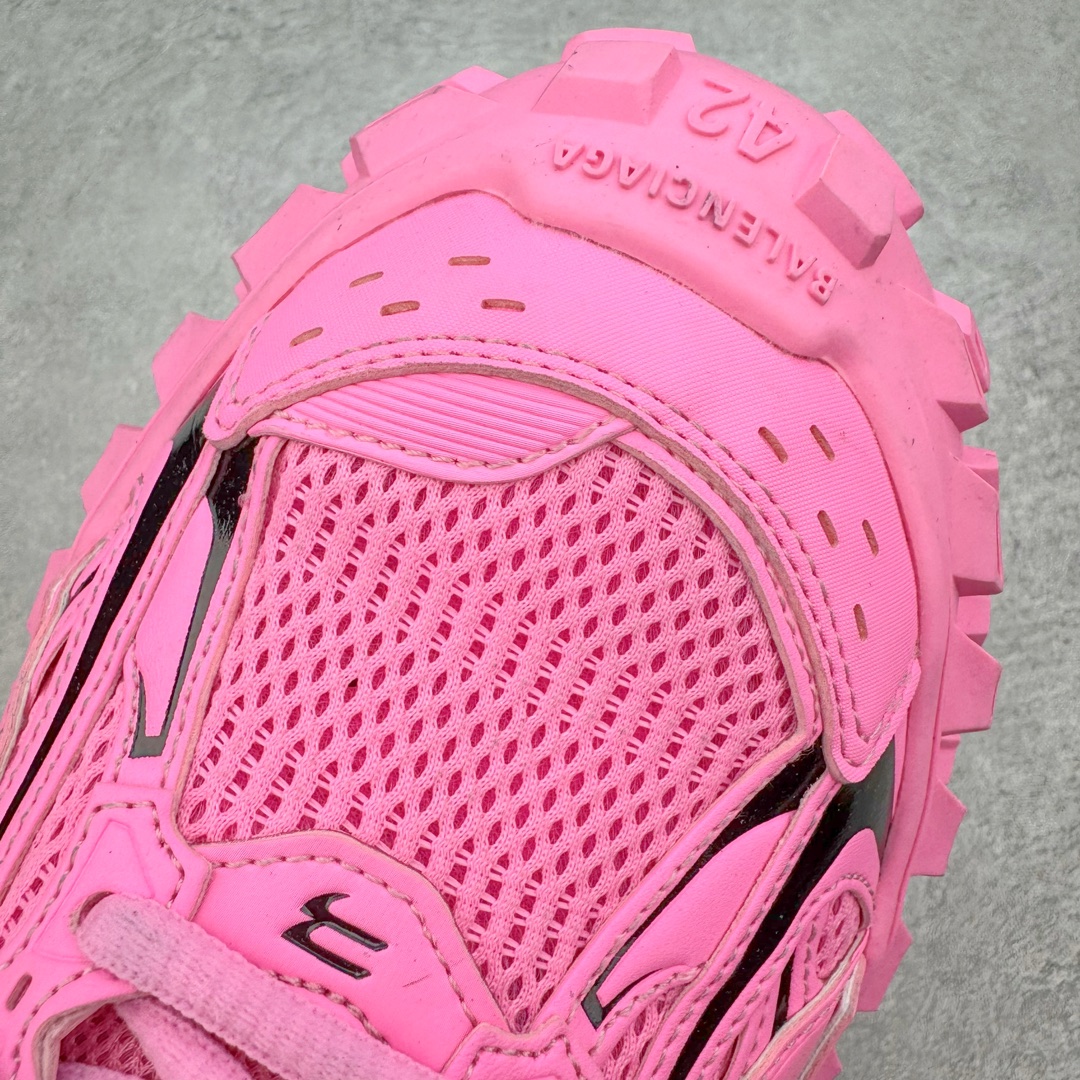 图片[12]-＃XA BALENCIAGA Defender Rubber Platform Sneakers 巴黎世家卫士系列低帮坦克履带轮胎鞋型越野户外增高厚底休闲运动慢跑鞋 男女鞋原楦原纸版开发版型 原版一致配件防尘袋及附送鞋带 1：1比例克重 全掌PU乳胶鞋垫及外观轻度磨损做旧效果 全新开发4层组合夸张轮胎花纹鞋底底部 • 不含皮革• 尼龙和网布材质• 磨损效果 • 夸张轮胎花纹鞋底 • 15毫米足弓 • 鞋舌凹印 Balenciaga 品牌标识 • 鞋头边缘和后帮凹印 Balenciaga 徽标和尺码 • 后帮拉袢 • 中国制造 • 用软布擦拭 材质：60%聚氨酯、28%聚酯纤维、12%尼龙 凭藉特殊外型风靡奢华运动鞋领域的 Balenciaga 在设计总监 Demna Gvasalia的职掌下 不乏吸睛作品 从 Triple S、Track 系列 到 X-Pander以及 Crocs 联名系列 今番再发布引人注目的鞋履 带来最新运动鞋款「Defender」该鞋款于 2022 春夏时装秀上首次曝光 在经典运动鞋基础上加以改造 利用坚固轮胎状单元打造具侵略性的巨大鞋底 立体凸起包覆四周 狂野外型堪称鞋界战车 透过材质比例的拿捏和单纯的用色 在鞋面采用相对柔和的设计 衬出鞋款亮点 偏大一码尺码：35/46-选品中心