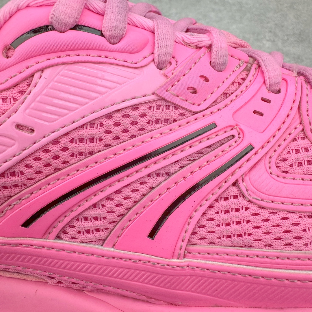 图片[13]-＃XA BALENCIAGA Defender Rubber Platform Sneakers 巴黎世家卫士系列低帮坦克履带轮胎鞋型越野户外增高厚底休闲运动慢跑鞋 男女鞋原楦原纸版开发版型 原版一致配件防尘袋及附送鞋带 1：1比例克重 全掌PU乳胶鞋垫及外观轻度磨损做旧效果 全新开发4层组合夸张轮胎花纹鞋底底部 • 不含皮革• 尼龙和网布材质• 磨损效果 • 夸张轮胎花纹鞋底 • 15毫米足弓 • 鞋舌凹印 Balenciaga 品牌标识 • 鞋头边缘和后帮凹印 Balenciaga 徽标和尺码 • 后帮拉袢 • 中国制造 • 用软布擦拭 材质：60%聚氨酯、28%聚酯纤维、12%尼龙 凭藉特殊外型风靡奢华运动鞋领域的 Balenciaga 在设计总监 Demna Gvasalia的职掌下 不乏吸睛作品 从 Triple S、Track 系列 到 X-Pander以及 Crocs 联名系列 今番再发布引人注目的鞋履 带来最新运动鞋款「Defender」该鞋款于 2022 春夏时装秀上首次曝光 在经典运动鞋基础上加以改造 利用坚固轮胎状单元打造具侵略性的巨大鞋底 立体凸起包覆四周 狂野外型堪称鞋界战车 透过材质比例的拿捏和单纯的用色 在鞋面采用相对柔和的设计 衬出鞋款亮点 偏大一码尺码：35/46-选品中心