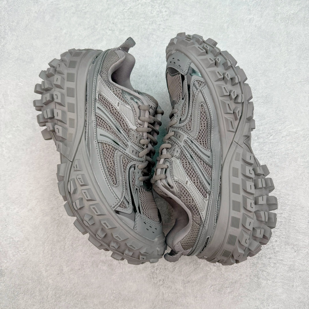 图片[3]-＃XA BALENCIAGA Defender Rubber Platform Sneakers 巴黎世家卫士系列低帮坦克履带轮胎鞋型越野户外增高厚底休闲运动慢跑鞋 男女鞋原楦原纸版开发版型 原版一致配件防尘袋及附送鞋带 1：1比例克重 全掌PU乳胶鞋垫及外观轻度磨损做旧效果 全新开发4层组合夸张轮胎花纹鞋底底部 • 不含皮革• 尼龙和网布材质• 磨损效果 • 夸张轮胎花纹鞋底 • 15毫米足弓 • 鞋舌凹印 Balenciaga 品牌标识 • 鞋头边缘和后帮凹印 Balenciaga 徽标和尺码 • 后帮拉袢 • 中国制造 • 用软布擦拭 材质：60%聚氨酯、28%聚酯纤维、12%尼龙 凭藉特殊外型风靡奢华运动鞋领域的 Balenciaga 在设计总监 Demna Gvasalia的职掌下 不乏吸睛作品 从 Triple S、Track 系列 到 X-Pander以及 Crocs 联名系列 今番再发布引人注目的鞋履 带来最新运动鞋款「Defender」该鞋款于 2022 春夏时装秀上首次曝光 在经典运动鞋基础上加以改造 利用坚固轮胎状单元打造具侵略性的巨大鞋底 立体凸起包覆四周 狂野外型堪称鞋界战车 透过材质比例的拿捏和单纯的用色 在鞋面采用相对柔和的设计 衬出鞋款亮点 偏大一码尺码：35/46-选品中心