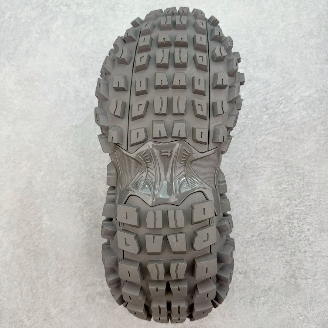 图片[9]-＃XA BALENCIAGA Defender Rubber Platform Sneakers 巴黎世家卫士系列低帮坦克履带轮胎鞋型越野户外增高厚底休闲运动慢跑鞋 男女鞋原楦原纸版开发版型 原版一致配件防尘袋及附送鞋带 1：1比例克重 全掌PU乳胶鞋垫及外观轻度磨损做旧效果 全新开发4层组合夸张轮胎花纹鞋底底部 • 不含皮革• 尼龙和网布材质• 磨损效果 • 夸张轮胎花纹鞋底 • 15毫米足弓 • 鞋舌凹印 Balenciaga 品牌标识 • 鞋头边缘和后帮凹印 Balenciaga 徽标和尺码 • 后帮拉袢 • 中国制造 • 用软布擦拭 材质：60%聚氨酯、28%聚酯纤维、12%尼龙 凭藉特殊外型风靡奢华运动鞋领域的 Balenciaga 在设计总监 Demna Gvasalia的职掌下 不乏吸睛作品 从 Triple S、Track 系列 到 X-Pander以及 Crocs 联名系列 今番再发布引人注目的鞋履 带来最新运动鞋款「Defender」该鞋款于 2022 春夏时装秀上首次曝光 在经典运动鞋基础上加以改造 利用坚固轮胎状单元打造具侵略性的巨大鞋底 立体凸起包覆四周 狂野外型堪称鞋界战车 透过材质比例的拿捏和单纯的用色 在鞋面采用相对柔和的设计 衬出鞋款亮点 偏大一码尺码：35/46-选品中心