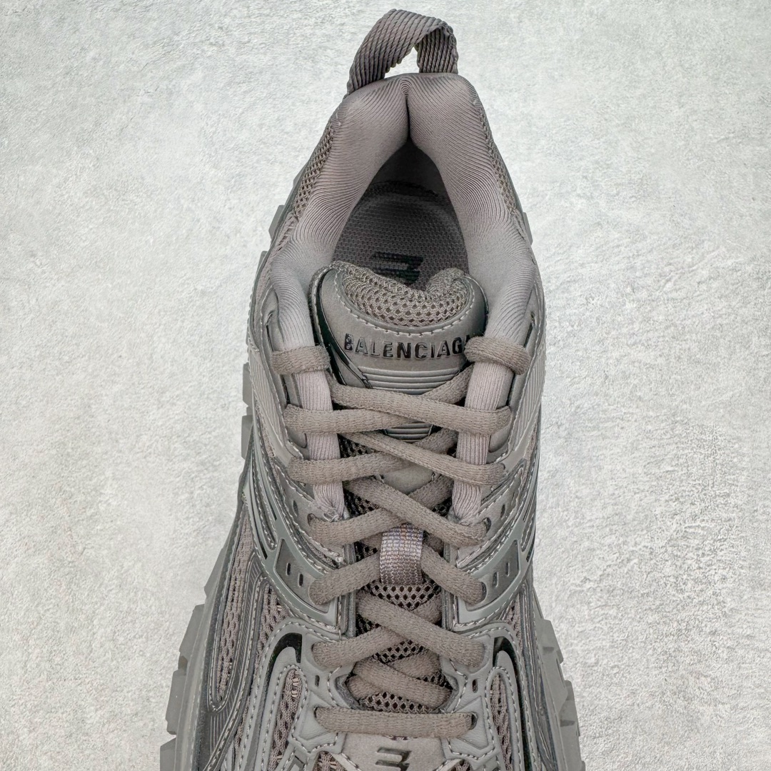 图片[5]-＃XA BALENCIAGA Defender Rubber Platform Sneakers 巴黎世家卫士系列低帮坦克履带轮胎鞋型越野户外增高厚底休闲运动慢跑鞋 男女鞋原楦原纸版开发版型 原版一致配件防尘袋及附送鞋带 1：1比例克重 全掌PU乳胶鞋垫及外观轻度磨损做旧效果 全新开发4层组合夸张轮胎花纹鞋底底部 • 不含皮革• 尼龙和网布材质• 磨损效果 • 夸张轮胎花纹鞋底 • 15毫米足弓 • 鞋舌凹印 Balenciaga 品牌标识 • 鞋头边缘和后帮凹印 Balenciaga 徽标和尺码 • 后帮拉袢 • 中国制造 • 用软布擦拭 材质：60%聚氨酯、28%聚酯纤维、12%尼龙 凭藉特殊外型风靡奢华运动鞋领域的 Balenciaga 在设计总监 Demna Gvasalia的职掌下 不乏吸睛作品 从 Triple S、Track 系列 到 X-Pander以及 Crocs 联名系列 今番再发布引人注目的鞋履 带来最新运动鞋款「Defender」该鞋款于 2022 春夏时装秀上首次曝光 在经典运动鞋基础上加以改造 利用坚固轮胎状单元打造具侵略性的巨大鞋底 立体凸起包覆四周 狂野外型堪称鞋界战车 透过材质比例的拿捏和单纯的用色 在鞋面采用相对柔和的设计 衬出鞋款亮点 偏大一码尺码：35/46-选品中心