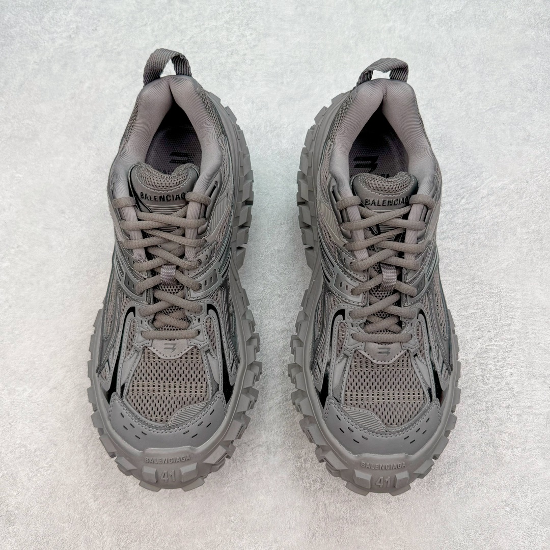 图片[2]-＃XA BALENCIAGA Defender Rubber Platform Sneakers 巴黎世家卫士系列低帮坦克履带轮胎鞋型越野户外增高厚底休闲运动慢跑鞋 男女鞋原楦原纸版开发版型 原版一致配件防尘袋及附送鞋带 1：1比例克重 全掌PU乳胶鞋垫及外观轻度磨损做旧效果 全新开发4层组合夸张轮胎花纹鞋底底部 • 不含皮革• 尼龙和网布材质• 磨损效果 • 夸张轮胎花纹鞋底 • 15毫米足弓 • 鞋舌凹印 Balenciaga 品牌标识 • 鞋头边缘和后帮凹印 Balenciaga 徽标和尺码 • 后帮拉袢 • 中国制造 • 用软布擦拭 材质：60%聚氨酯、28%聚酯纤维、12%尼龙 凭藉特殊外型风靡奢华运动鞋领域的 Balenciaga 在设计总监 Demna Gvasalia的职掌下 不乏吸睛作品 从 Triple S、Track 系列 到 X-Pander以及 Crocs 联名系列 今番再发布引人注目的鞋履 带来最新运动鞋款「Defender」该鞋款于 2022 春夏时装秀上首次曝光 在经典运动鞋基础上加以改造 利用坚固轮胎状单元打造具侵略性的巨大鞋底 立体凸起包覆四周 狂野外型堪称鞋界战车 透过材质比例的拿捏和单纯的用色 在鞋面采用相对柔和的设计 衬出鞋款亮点 偏大一码尺码：35/46-选品中心