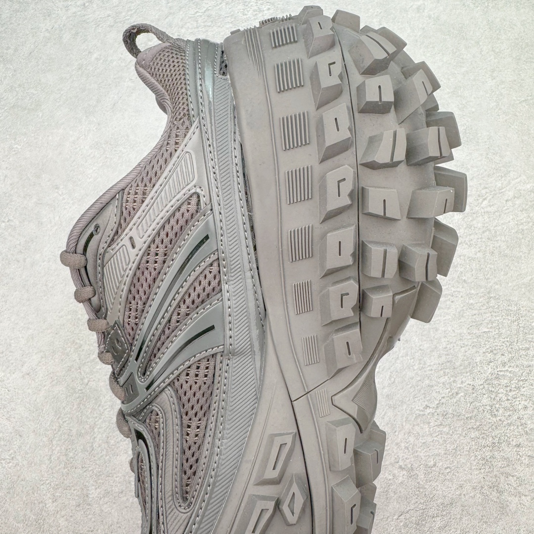 图片[7]-＃XA BALENCIAGA Defender Rubber Platform Sneakers 巴黎世家卫士系列低帮坦克履带轮胎鞋型越野户外增高厚底休闲运动慢跑鞋 男女鞋原楦原纸版开发版型 原版一致配件防尘袋及附送鞋带 1：1比例克重 全掌PU乳胶鞋垫及外观轻度磨损做旧效果 全新开发4层组合夸张轮胎花纹鞋底底部 • 不含皮革• 尼龙和网布材质• 磨损效果 • 夸张轮胎花纹鞋底 • 15毫米足弓 • 鞋舌凹印 Balenciaga 品牌标识 • 鞋头边缘和后帮凹印 Balenciaga 徽标和尺码 • 后帮拉袢 • 中国制造 • 用软布擦拭 材质：60%聚氨酯、28%聚酯纤维、12%尼龙 凭藉特殊外型风靡奢华运动鞋领域的 Balenciaga 在设计总监 Demna Gvasalia的职掌下 不乏吸睛作品 从 Triple S、Track 系列 到 X-Pander以及 Crocs 联名系列 今番再发布引人注目的鞋履 带来最新运动鞋款「Defender」该鞋款于 2022 春夏时装秀上首次曝光 在经典运动鞋基础上加以改造 利用坚固轮胎状单元打造具侵略性的巨大鞋底 立体凸起包覆四周 狂野外型堪称鞋界战车 透过材质比例的拿捏和单纯的用色 在鞋面采用相对柔和的设计 衬出鞋款亮点 偏大一码尺码：35/46-选品中心