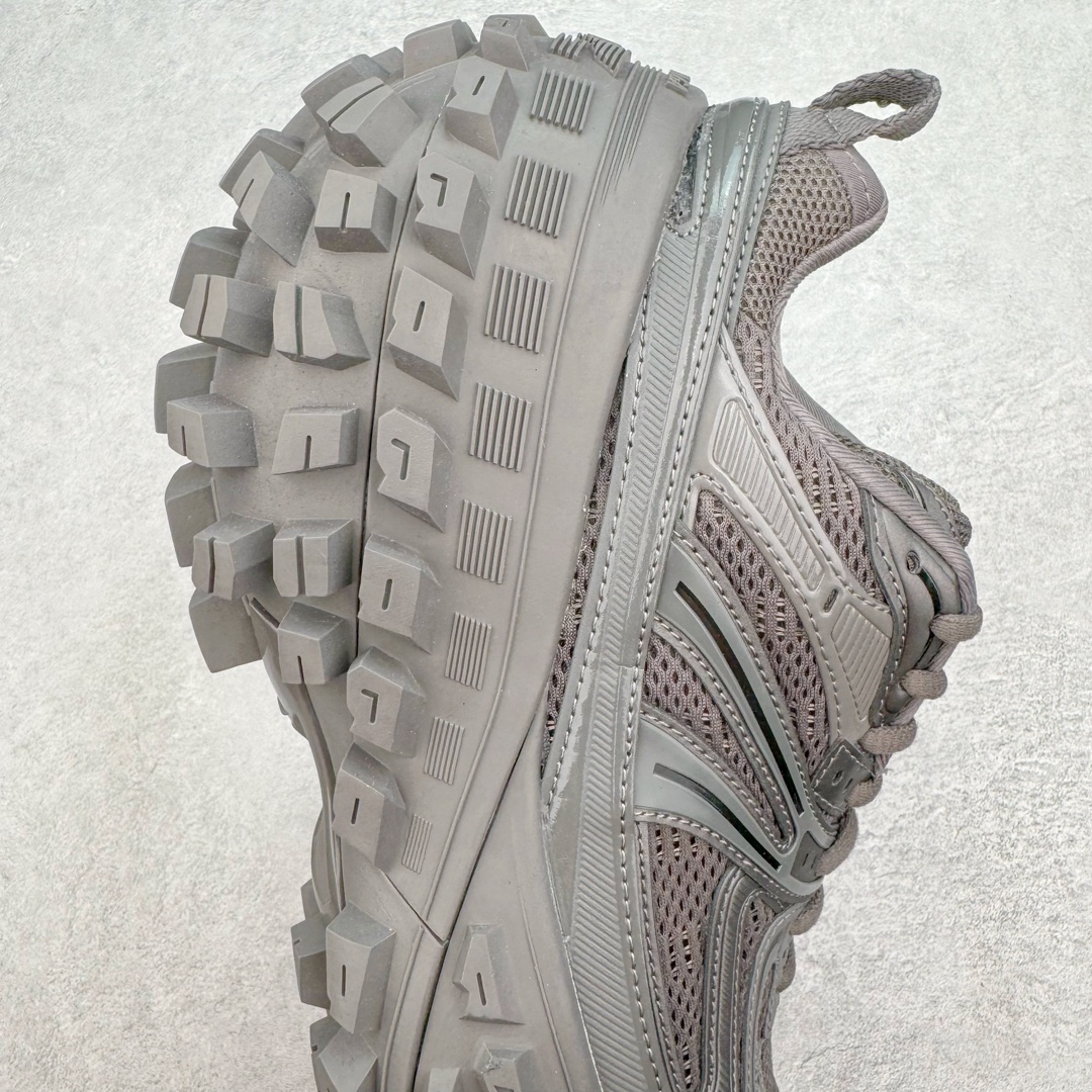 图片[6]-＃XA BALENCIAGA Defender Rubber Platform Sneakers 巴黎世家卫士系列低帮坦克履带轮胎鞋型越野户外增高厚底休闲运动慢跑鞋 男女鞋原楦原纸版开发版型 原版一致配件防尘袋及附送鞋带 1：1比例克重 全掌PU乳胶鞋垫及外观轻度磨损做旧效果 全新开发4层组合夸张轮胎花纹鞋底底部 • 不含皮革• 尼龙和网布材质• 磨损效果 • 夸张轮胎花纹鞋底 • 15毫米足弓 • 鞋舌凹印 Balenciaga 品牌标识 • 鞋头边缘和后帮凹印 Balenciaga 徽标和尺码 • 后帮拉袢 • 中国制造 • 用软布擦拭 材质：60%聚氨酯、28%聚酯纤维、12%尼龙 凭藉特殊外型风靡奢华运动鞋领域的 Balenciaga 在设计总监 Demna Gvasalia的职掌下 不乏吸睛作品 从 Triple S、Track 系列 到 X-Pander以及 Crocs 联名系列 今番再发布引人注目的鞋履 带来最新运动鞋款「Defender」该鞋款于 2022 春夏时装秀上首次曝光 在经典运动鞋基础上加以改造 利用坚固轮胎状单元打造具侵略性的巨大鞋底 立体凸起包覆四周 狂野外型堪称鞋界战车 透过材质比例的拿捏和单纯的用色 在鞋面采用相对柔和的设计 衬出鞋款亮点 偏大一码尺码：35/46-选品中心