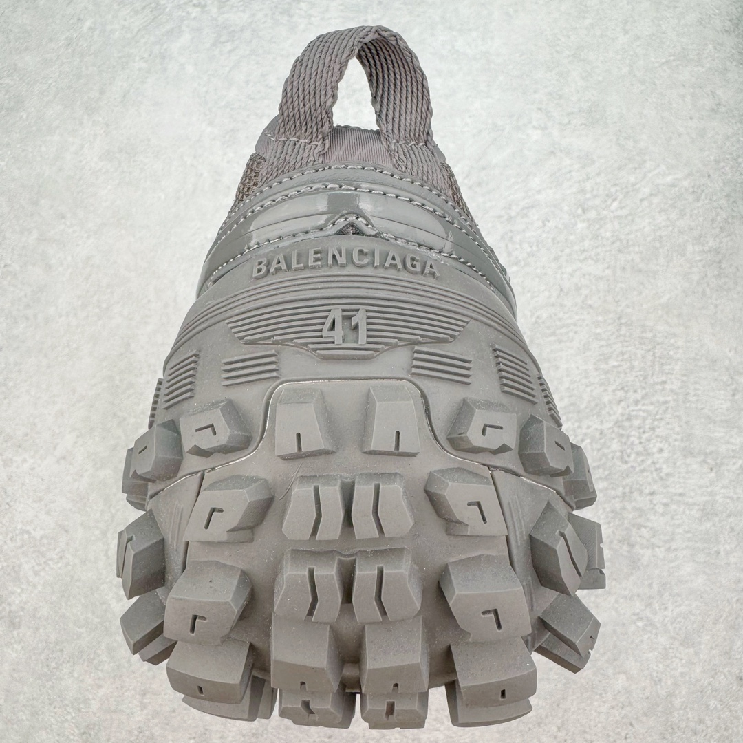 图片[8]-＃XA BALENCIAGA Defender Rubber Platform Sneakers 巴黎世家卫士系列低帮坦克履带轮胎鞋型越野户外增高厚底休闲运动慢跑鞋 男女鞋原楦原纸版开发版型 原版一致配件防尘袋及附送鞋带 1：1比例克重 全掌PU乳胶鞋垫及外观轻度磨损做旧效果 全新开发4层组合夸张轮胎花纹鞋底底部 • 不含皮革• 尼龙和网布材质• 磨损效果 • 夸张轮胎花纹鞋底 • 15毫米足弓 • 鞋舌凹印 Balenciaga 品牌标识 • 鞋头边缘和后帮凹印 Balenciaga 徽标和尺码 • 后帮拉袢 • 中国制造 • 用软布擦拭 材质：60%聚氨酯、28%聚酯纤维、12%尼龙 凭藉特殊外型风靡奢华运动鞋领域的 Balenciaga 在设计总监 Demna Gvasalia的职掌下 不乏吸睛作品 从 Triple S、Track 系列 到 X-Pander以及 Crocs 联名系列 今番再发布引人注目的鞋履 带来最新运动鞋款「Defender」该鞋款于 2022 春夏时装秀上首次曝光 在经典运动鞋基础上加以改造 利用坚固轮胎状单元打造具侵略性的巨大鞋底 立体凸起包覆四周 狂野外型堪称鞋界战车 透过材质比例的拿捏和单纯的用色 在鞋面采用相对柔和的设计 衬出鞋款亮点 偏大一码尺码：35/46-选品中心
