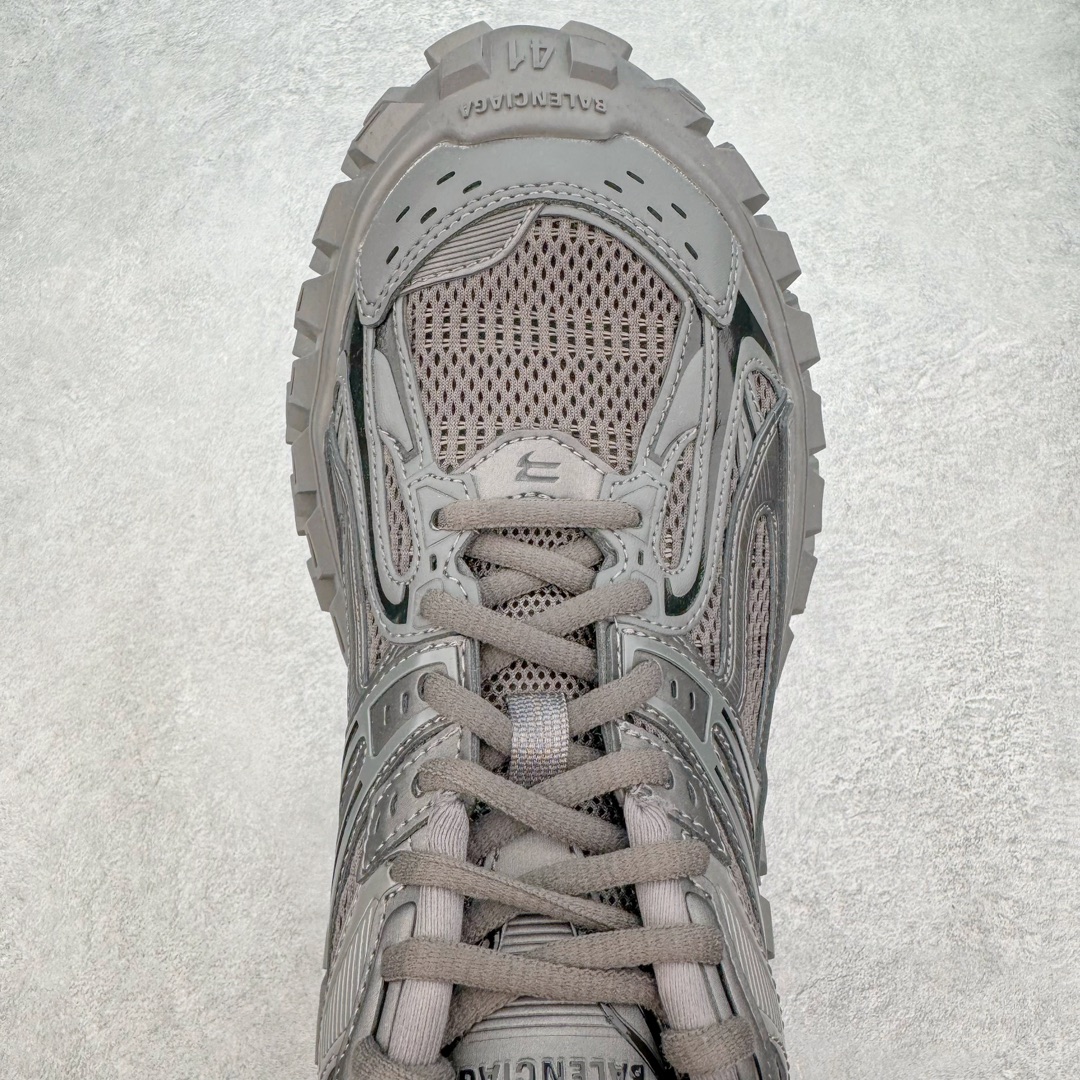 图片[4]-＃XA BALENCIAGA Defender Rubber Platform Sneakers 巴黎世家卫士系列低帮坦克履带轮胎鞋型越野户外增高厚底休闲运动慢跑鞋 男女鞋原楦原纸版开发版型 原版一致配件防尘袋及附送鞋带 1：1比例克重 全掌PU乳胶鞋垫及外观轻度磨损做旧效果 全新开发4层组合夸张轮胎花纹鞋底底部 • 不含皮革• 尼龙和网布材质• 磨损效果 • 夸张轮胎花纹鞋底 • 15毫米足弓 • 鞋舌凹印 Balenciaga 品牌标识 • 鞋头边缘和后帮凹印 Balenciaga 徽标和尺码 • 后帮拉袢 • 中国制造 • 用软布擦拭 材质：60%聚氨酯、28%聚酯纤维、12%尼龙 凭藉特殊外型风靡奢华运动鞋领域的 Balenciaga 在设计总监 Demna Gvasalia的职掌下 不乏吸睛作品 从 Triple S、Track 系列 到 X-Pander以及 Crocs 联名系列 今番再发布引人注目的鞋履 带来最新运动鞋款「Defender」该鞋款于 2022 春夏时装秀上首次曝光 在经典运动鞋基础上加以改造 利用坚固轮胎状单元打造具侵略性的巨大鞋底 立体凸起包覆四周 狂野外型堪称鞋界战车 透过材质比例的拿捏和单纯的用色 在鞋面采用相对柔和的设计 衬出鞋款亮点 偏大一码尺码：35/46-选品中心