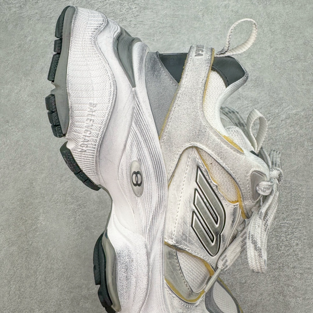 图片[6]-＃XA Balenciaga CARGO Sneaker 巴黎世家十一代圆头系带舒适百搭低帮生活休闲鞋老爹鞋 全套原纸板楦头开发 最原汁原味的灵魂版型 全鞋荧光划线卡点 胶水把控整洁度追求极致完美 每一双都是工艺品 多重QC质检 超越公司货的品控标准 实实在在的免检产品 原盒原配 正确字体电绣 粗细、位置、大小正确 侧边TPU 透气孔匹配意产原版 正确分离大底 TPU软底 原版一致大底LOGO 立体感十足 原厂皮料水洗做旧 采购原厂网纱 这款超细纤维和网布工装运动鞋 来自 Balenciaga 2024年夏季系列 其前卫的设计、夸张的体积和反光细节赋予其特别的轮廓 在 2024 夏季系列的秀场上 我们看到了睽违已久的新款运动鞋 Cargo Sneaker 看鞋名便可猜想 延续 3XL 经典设计 这似乎是一双天生为阔腿 Cargo 而生的鞋款 并且它比起 3XL 本就极度夸张的造型更加夸张 拥有更大的鞋底面积以及更为上翘的鞋头 堪称「5XL」外观设计上除了「比大更大」做旧的厚网布鞋面 还有一种经典 Track 鞋款融合 New Balance 9060 中底之即视感 标志性 Sporty B Logo 置于鞋面中间 再加上明显提高的中底厚度 你也不用害怕与3XL难以分辨 尺码：35/46-选品中心