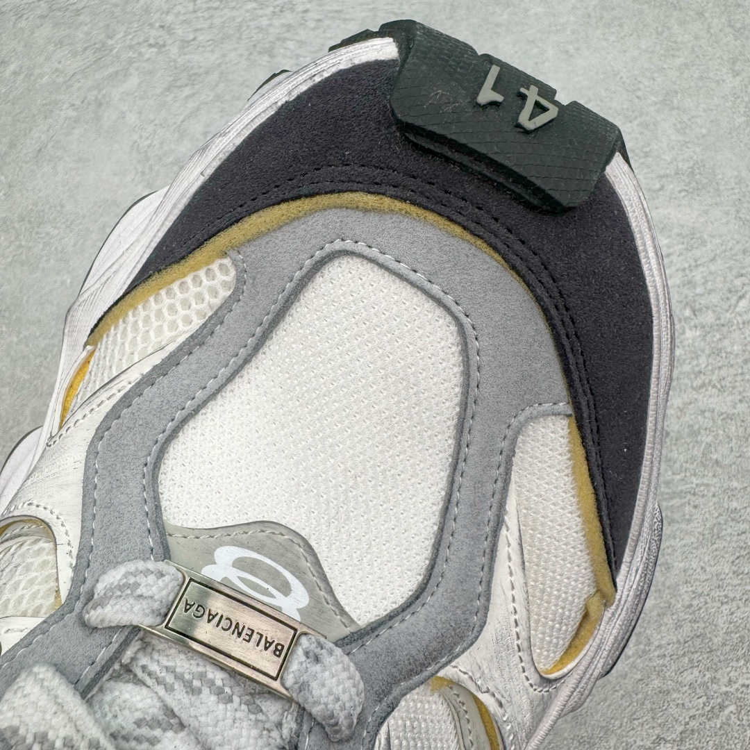 图片[18]-＃XA Balenciaga CARGO Sneaker 巴黎世家十一代圆头系带舒适百搭低帮生活休闲鞋老爹鞋 全套原纸板楦头开发 最原汁原味的灵魂版型 全鞋荧光划线卡点 胶水把控整洁度追求极致完美 每一双都是工艺品 多重QC质检 超越公司货的品控标准 实实在在的免检产品 原盒原配 正确字体电绣 粗细、位置、大小正确 侧边TPU 透气孔匹配意产原版 正确分离大底 TPU软底 原版一致大底LOGO 立体感十足 原厂皮料水洗做旧 采购原厂网纱 这款超细纤维和网布工装运动鞋 来自 Balenciaga 2024年夏季系列 其前卫的设计、夸张的体积和反光细节赋予其特别的轮廓 在 2024 夏季系列的秀场上 我们看到了睽违已久的新款运动鞋 Cargo Sneaker 看鞋名便可猜想 延续 3XL 经典设计 这似乎是一双天生为阔腿 Cargo 而生的鞋款 并且它比起 3XL 本就极度夸张的造型更加夸张 拥有更大的鞋底面积以及更为上翘的鞋头 堪称「5XL」外观设计上除了「比大更大」做旧的厚网布鞋面 还有一种经典 Track 鞋款融合 New Balance 9060 中底之即视感 标志性 Sporty B Logo 置于鞋面中间 再加上明显提高的中底厚度 你也不用害怕与3XL难以分辨 尺码：35/46-选品中心