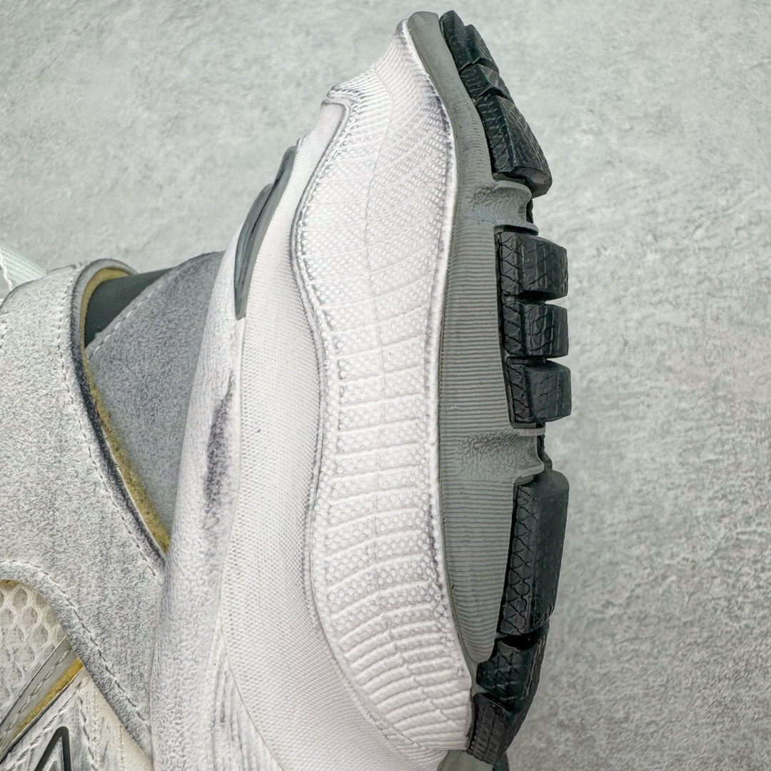 图片[12]-＃XA Balenciaga CARGO Sneaker 巴黎世家十一代圆头系带舒适百搭低帮生活休闲鞋老爹鞋 全套原纸板楦头开发 最原汁原味的灵魂版型 全鞋荧光划线卡点 胶水把控整洁度追求极致完美 每一双都是工艺品 多重QC质检 超越公司货的品控标准 实实在在的免检产品 原盒原配 正确字体电绣 粗细、位置、大小正确 侧边TPU 透气孔匹配意产原版 正确分离大底 TPU软底 原版一致大底LOGO 立体感十足 原厂皮料水洗做旧 采购原厂网纱 这款超细纤维和网布工装运动鞋 来自 Balenciaga 2024年夏季系列 其前卫的设计、夸张的体积和反光细节赋予其特别的轮廓 在 2024 夏季系列的秀场上 我们看到了睽违已久的新款运动鞋 Cargo Sneaker 看鞋名便可猜想 延续 3XL 经典设计 这似乎是一双天生为阔腿 Cargo 而生的鞋款 并且它比起 3XL 本就极度夸张的造型更加夸张 拥有更大的鞋底面积以及更为上翘的鞋头 堪称「5XL」外观设计上除了「比大更大」做旧的厚网布鞋面 还有一种经典 Track 鞋款融合 New Balance 9060 中底之即视感 标志性 Sporty B Logo 置于鞋面中间 再加上明显提高的中底厚度 你也不用害怕与3XL难以分辨 尺码：35/46-选品中心