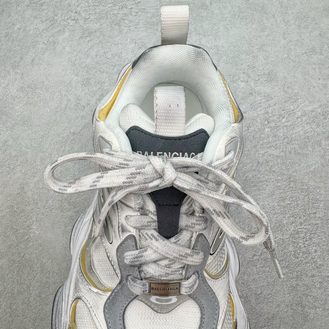 图片[5]-＃XA Balenciaga CARGO Sneaker 巴黎世家十一代圆头系带舒适百搭低帮生活休闲鞋老爹鞋 全套原纸板楦头开发 最原汁原味的灵魂版型 全鞋荧光划线卡点 胶水把控整洁度追求极致完美 每一双都是工艺品 多重QC质检 超越公司货的品控标准 实实在在的免检产品 原盒原配 正确字体电绣 粗细、位置、大小正确 侧边TPU 透气孔匹配意产原版 正确分离大底 TPU软底 原版一致大底LOGO 立体感十足 原厂皮料水洗做旧 采购原厂网纱 这款超细纤维和网布工装运动鞋 来自 Balenciaga 2024年夏季系列 其前卫的设计、夸张的体积和反光细节赋予其特别的轮廓 在 2024 夏季系列的秀场上 我们看到了睽违已久的新款运动鞋 Cargo Sneaker 看鞋名便可猜想 延续 3XL 经典设计 这似乎是一双天生为阔腿 Cargo 而生的鞋款 并且它比起 3XL 本就极度夸张的造型更加夸张 拥有更大的鞋底面积以及更为上翘的鞋头 堪称「5XL」外观设计上除了「比大更大」做旧的厚网布鞋面 还有一种经典 Track 鞋款融合 New Balance 9060 中底之即视感 标志性 Sporty B Logo 置于鞋面中间 再加上明显提高的中底厚度 你也不用害怕与3XL难以分辨 尺码：35/46-选品中心