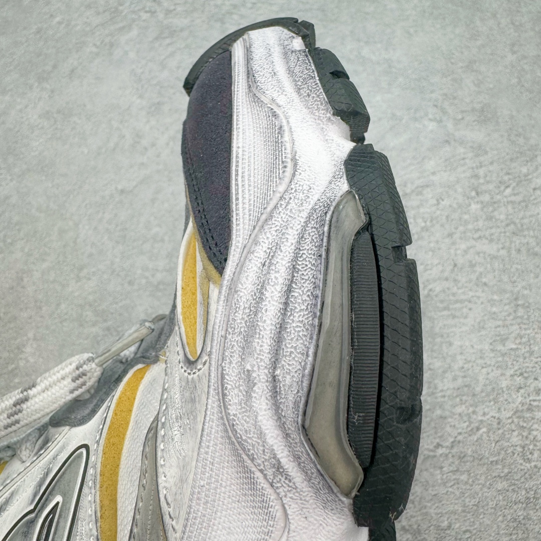 图片[15]-＃XA Balenciaga CARGO Sneaker 巴黎世家十一代圆头系带舒适百搭低帮生活休闲鞋老爹鞋 全套原纸板楦头开发 最原汁原味的灵魂版型 全鞋荧光划线卡点 胶水把控整洁度追求极致完美 每一双都是工艺品 多重QC质检 超越公司货的品控标准 实实在在的免检产品 原盒原配 正确字体电绣 粗细、位置、大小正确 侧边TPU 透气孔匹配意产原版 正确分离大底 TPU软底 原版一致大底LOGO 立体感十足 原厂皮料水洗做旧 采购原厂网纱 这款超细纤维和网布工装运动鞋 来自 Balenciaga 2024年夏季系列 其前卫的设计、夸张的体积和反光细节赋予其特别的轮廓 在 2024 夏季系列的秀场上 我们看到了睽违已久的新款运动鞋 Cargo Sneaker 看鞋名便可猜想 延续 3XL 经典设计 这似乎是一双天生为阔腿 Cargo 而生的鞋款 并且它比起 3XL 本就极度夸张的造型更加夸张 拥有更大的鞋底面积以及更为上翘的鞋头 堪称「5XL」外观设计上除了「比大更大」做旧的厚网布鞋面 还有一种经典 Track 鞋款融合 New Balance 9060 中底之即视感 标志性 Sporty B Logo 置于鞋面中间 再加上明显提高的中底厚度 你也不用害怕与3XL难以分辨 尺码：35/46-选品中心