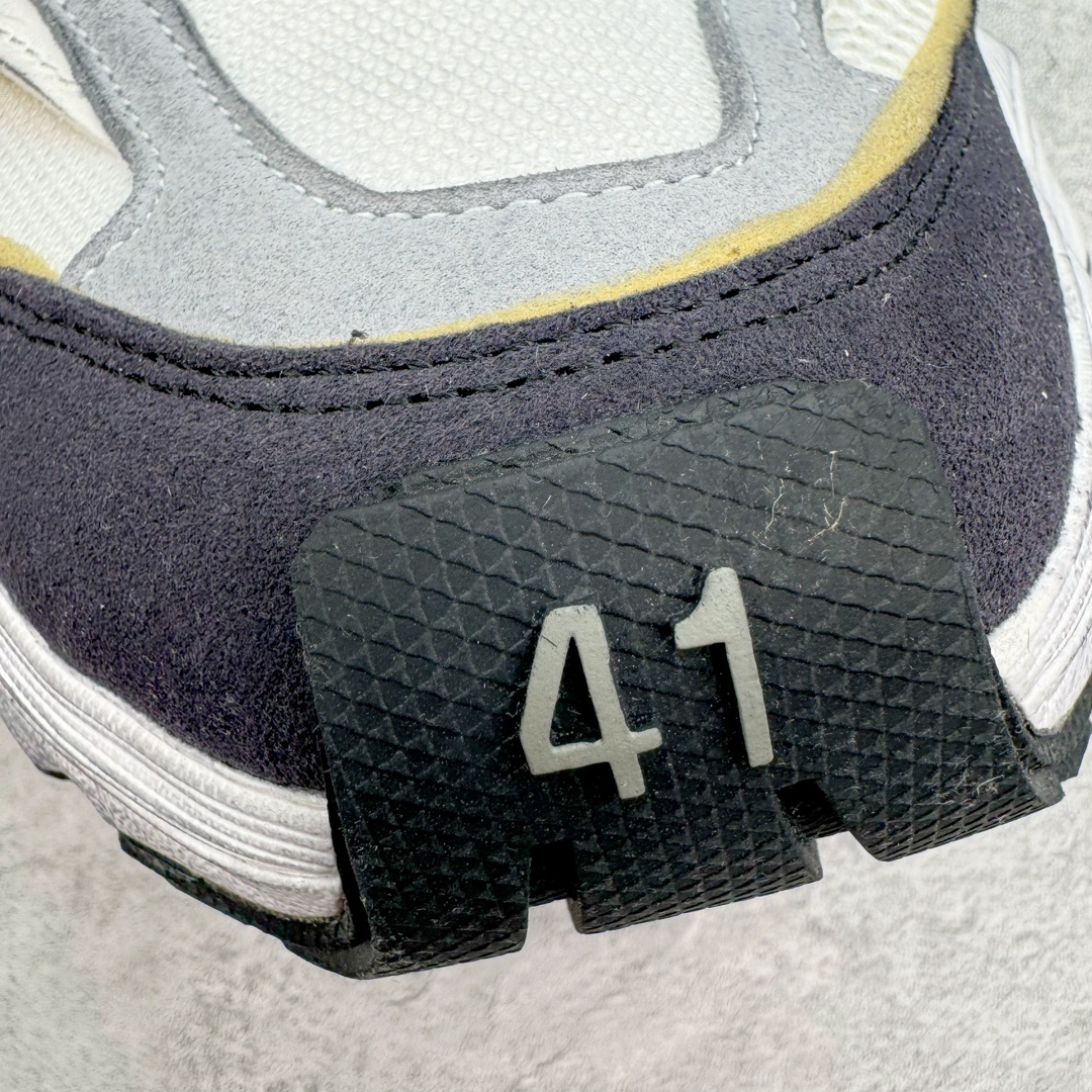 图片[14]-＃XA Balenciaga CARGO Sneaker 巴黎世家十一代圆头系带舒适百搭低帮生活休闲鞋老爹鞋 全套原纸板楦头开发 最原汁原味的灵魂版型 全鞋荧光划线卡点 胶水把控整洁度追求极致完美 每一双都是工艺品 多重QC质检 超越公司货的品控标准 实实在在的免检产品 原盒原配 正确字体电绣 粗细、位置、大小正确 侧边TPU 透气孔匹配意产原版 正确分离大底 TPU软底 原版一致大底LOGO 立体感十足 原厂皮料水洗做旧 采购原厂网纱 这款超细纤维和网布工装运动鞋 来自 Balenciaga 2024年夏季系列 其前卫的设计、夸张的体积和反光细节赋予其特别的轮廓 在 2024 夏季系列的秀场上 我们看到了睽违已久的新款运动鞋 Cargo Sneaker 看鞋名便可猜想 延续 3XL 经典设计 这似乎是一双天生为阔腿 Cargo 而生的鞋款 并且它比起 3XL 本就极度夸张的造型更加夸张 拥有更大的鞋底面积以及更为上翘的鞋头 堪称「5XL」外观设计上除了「比大更大」做旧的厚网布鞋面 还有一种经典 Track 鞋款融合 New Balance 9060 中底之即视感 标志性 Sporty B Logo 置于鞋面中间 再加上明显提高的中底厚度 你也不用害怕与3XL难以分辨 尺码：35/46-选品中心