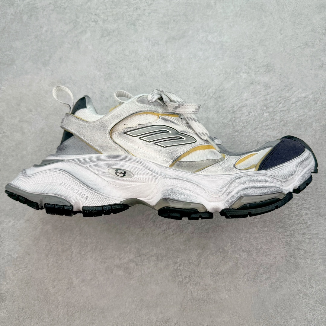 ＃XA Balenciaga CARGO Sneaker 巴黎世家十一代圆头系带舒适百搭低帮生活休闲鞋老爹鞋 全套原纸板楦头开发 最原汁原味的灵魂版型 全鞋荧光划线卡点 胶水把控整洁度追求极致完美 每一双都是工艺品 多重QC质检 超越公司货的品控标准 实实在在的免检产品 原盒原配 正确字体电绣 粗细、位置、大小正确 侧边TPU 透气孔匹配意产原版 正确分离大底 TPU软底 原版一致大底LOGO 立体感十足 原厂皮料水洗做旧 采购原厂网纱 这款超细纤维和网布工装运动鞋 来自 Balenciaga 2024年夏季系列 其前卫的设计、夸张的体积和反光细节赋予其特别的轮廓 在 2024 夏季系列的秀场上 我们看到了睽违已久的新款运动鞋 Cargo Sneaker 看鞋名便可猜想 延续 3XL 经典设计 这似乎是一双天生为阔腿 Cargo 而生的鞋款 并且它比起 3XL 本就极度夸张的造型更加夸张 拥有更大的鞋底面积以及更为上翘的鞋头 堪称「5XL」外观设计上除了「比大更大」做旧的厚网布鞋面 还有一种经典 Track 鞋款融合 New Balance 9060 中底之即视感 标志性 Sporty B Logo 置于鞋面中间 再加上明显提高的中底厚度 你也不用害怕与3XL难以分辨 尺码：35/46-选品中心