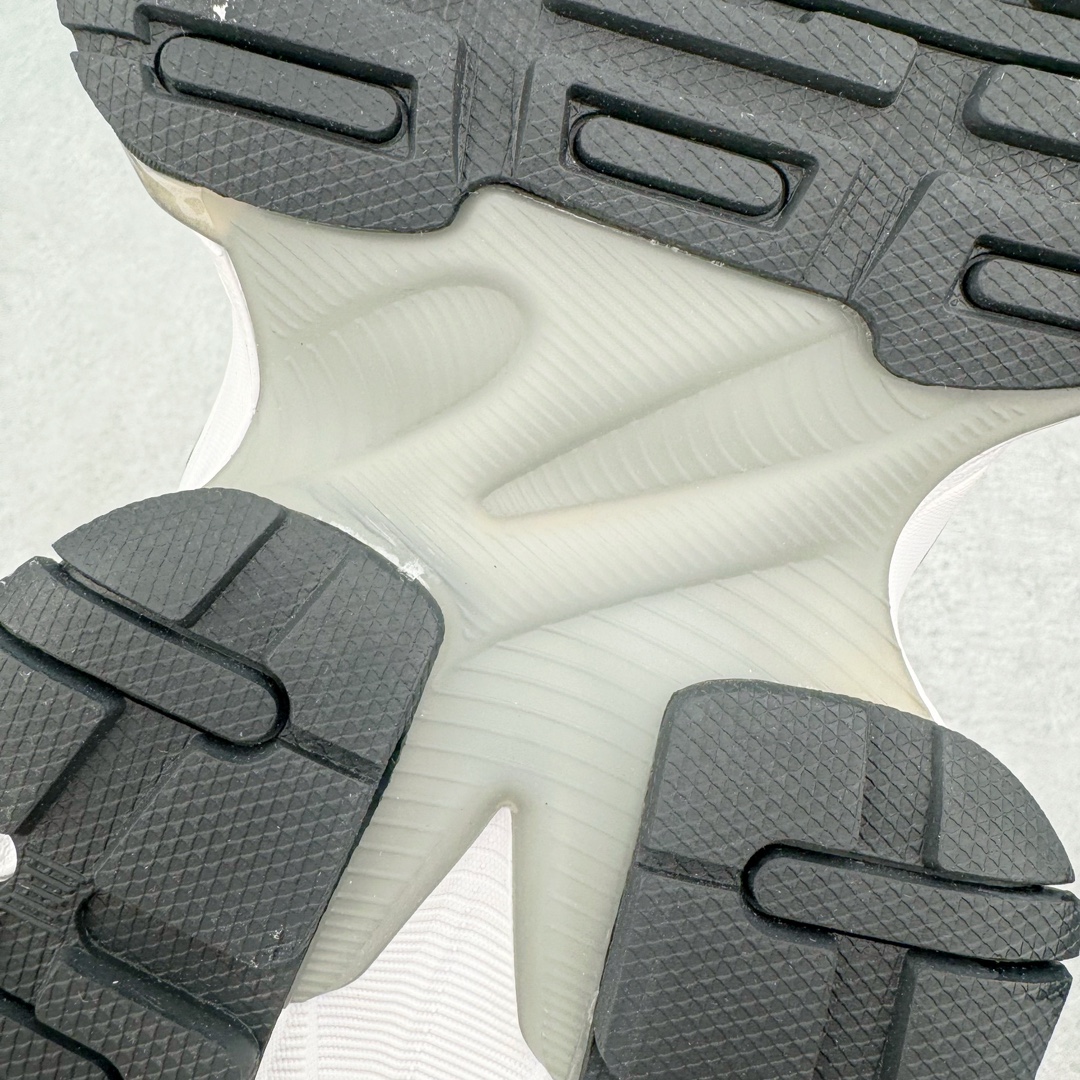 图片[19]-＃XA Balenciaga CARGO Sneaker 巴黎世家十一代圆头系带舒适百搭低帮生活休闲鞋老爹鞋 全套原纸板楦头开发 最原汁原味的灵魂版型 全鞋荧光划线卡点 胶水把控整洁度追求极致完美 每一双都是工艺品 多重QC质检 超越公司货的品控标准 实实在在的免检产品 原盒原配 正确字体电绣 粗细、位置、大小正确 侧边TPU 透气孔匹配意产原版 正确分离大底 TPU软底 原版一致大底LOGO 立体感十足 原厂皮料水洗做旧 采购原厂网纱 这款超细纤维和网布工装运动鞋 来自 Balenciaga 2024年夏季系列 其前卫的设计、夸张的体积和反光细节赋予其特别的轮廓 在 2024 夏季系列的秀场上 我们看到了睽违已久的新款运动鞋 Cargo Sneaker 看鞋名便可猜想 延续 3XL 经典设计 这似乎是一双天生为阔腿 Cargo 而生的鞋款 并且它比起 3XL 本就极度夸张的造型更加夸张 拥有更大的鞋底面积以及更为上翘的鞋头 堪称「5XL」外观设计上除了「比大更大」做旧的厚网布鞋面 还有一种经典 Track 鞋款融合 New Balance 9060 中底之即视感 标志性 Sporty B Logo 置于鞋面中间 再加上明显提高的中底厚度 你也不用害怕与3XL难以分辨 尺码：35/46-选品中心