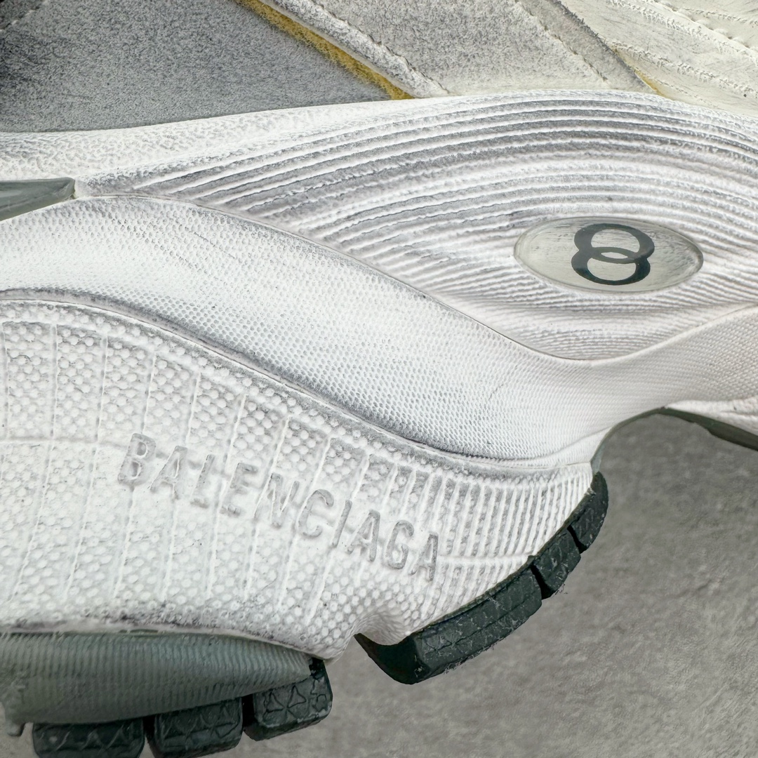 图片[16]-＃XA Balenciaga CARGO Sneaker 巴黎世家十一代圆头系带舒适百搭低帮生活休闲鞋老爹鞋 全套原纸板楦头开发 最原汁原味的灵魂版型 全鞋荧光划线卡点 胶水把控整洁度追求极致完美 每一双都是工艺品 多重QC质检 超越公司货的品控标准 实实在在的免检产品 原盒原配 正确字体电绣 粗细、位置、大小正确 侧边TPU 透气孔匹配意产原版 正确分离大底 TPU软底 原版一致大底LOGO 立体感十足 原厂皮料水洗做旧 采购原厂网纱 这款超细纤维和网布工装运动鞋 来自 Balenciaga 2024年夏季系列 其前卫的设计、夸张的体积和反光细节赋予其特别的轮廓 在 2024 夏季系列的秀场上 我们看到了睽违已久的新款运动鞋 Cargo Sneaker 看鞋名便可猜想 延续 3XL 经典设计 这似乎是一双天生为阔腿 Cargo 而生的鞋款 并且它比起 3XL 本就极度夸张的造型更加夸张 拥有更大的鞋底面积以及更为上翘的鞋头 堪称「5XL」外观设计上除了「比大更大」做旧的厚网布鞋面 还有一种经典 Track 鞋款融合 New Balance 9060 中底之即视感 标志性 Sporty B Logo 置于鞋面中间 再加上明显提高的中底厚度 你也不用害怕与3XL难以分辨 尺码：35/46-选品中心