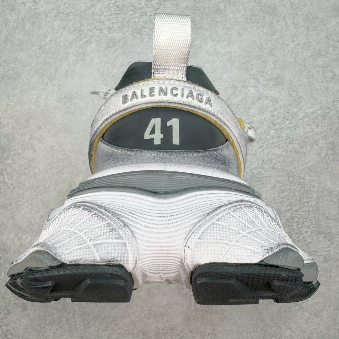 图片[8]-＃XA Balenciaga CARGO Sneaker 巴黎世家十一代圆头系带舒适百搭低帮生活休闲鞋老爹鞋 全套原纸板楦头开发 最原汁原味的灵魂版型 全鞋荧光划线卡点 胶水把控整洁度追求极致完美 每一双都是工艺品 多重QC质检 超越公司货的品控标准 实实在在的免检产品 原盒原配 正确字体电绣 粗细、位置、大小正确 侧边TPU 透气孔匹配意产原版 正确分离大底 TPU软底 原版一致大底LOGO 立体感十足 原厂皮料水洗做旧 采购原厂网纱 这款超细纤维和网布工装运动鞋 来自 Balenciaga 2024年夏季系列 其前卫的设计、夸张的体积和反光细节赋予其特别的轮廓 在 2024 夏季系列的秀场上 我们看到了睽违已久的新款运动鞋 Cargo Sneaker 看鞋名便可猜想 延续 3XL 经典设计 这似乎是一双天生为阔腿 Cargo 而生的鞋款 并且它比起 3XL 本就极度夸张的造型更加夸张 拥有更大的鞋底面积以及更为上翘的鞋头 堪称「5XL」外观设计上除了「比大更大」做旧的厚网布鞋面 还有一种经典 Track 鞋款融合 New Balance 9060 中底之即视感 标志性 Sporty B Logo 置于鞋面中间 再加上明显提高的中底厚度 你也不用害怕与3XL难以分辨 尺码：35/46-选品中心