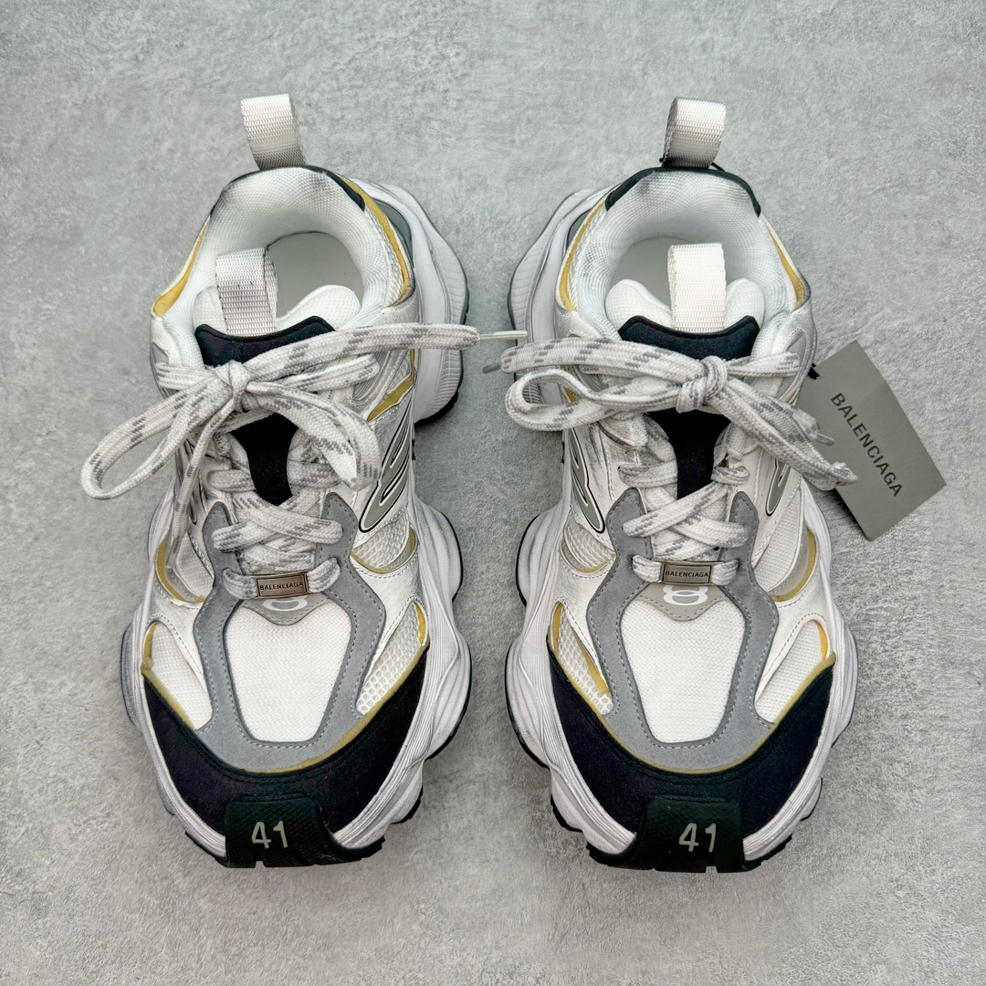 图片[2]-＃XA Balenciaga CARGO Sneaker 巴黎世家十一代圆头系带舒适百搭低帮生活休闲鞋老爹鞋 全套原纸板楦头开发 最原汁原味的灵魂版型 全鞋荧光划线卡点 胶水把控整洁度追求极致完美 每一双都是工艺品 多重QC质检 超越公司货的品控标准 实实在在的免检产品 原盒原配 正确字体电绣 粗细、位置、大小正确 侧边TPU 透气孔匹配意产原版 正确分离大底 TPU软底 原版一致大底LOGO 立体感十足 原厂皮料水洗做旧 采购原厂网纱 这款超细纤维和网布工装运动鞋 来自 Balenciaga 2024年夏季系列 其前卫的设计、夸张的体积和反光细节赋予其特别的轮廓 在 2024 夏季系列的秀场上 我们看到了睽违已久的新款运动鞋 Cargo Sneaker 看鞋名便可猜想 延续 3XL 经典设计 这似乎是一双天生为阔腿 Cargo 而生的鞋款 并且它比起 3XL 本就极度夸张的造型更加夸张 拥有更大的鞋底面积以及更为上翘的鞋头 堪称「5XL」外观设计上除了「比大更大」做旧的厚网布鞋面 还有一种经典 Track 鞋款融合 New Balance 9060 中底之即视感 标志性 Sporty B Logo 置于鞋面中间 再加上明显提高的中底厚度 你也不用害怕与3XL难以分辨 尺码：35/46-选品中心