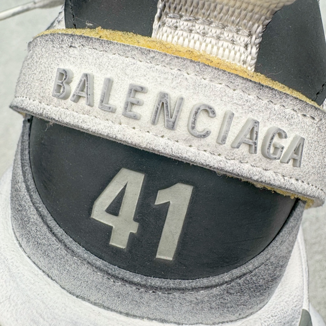 图片[11]-＃XA Balenciaga CARGO Sneaker 巴黎世家十一代圆头系带舒适百搭低帮生活休闲鞋老爹鞋 全套原纸板楦头开发 最原汁原味的灵魂版型 全鞋荧光划线卡点 胶水把控整洁度追求极致完美 每一双都是工艺品 多重QC质检 超越公司货的品控标准 实实在在的免检产品 原盒原配 正确字体电绣 粗细、位置、大小正确 侧边TPU 透气孔匹配意产原版 正确分离大底 TPU软底 原版一致大底LOGO 立体感十足 原厂皮料水洗做旧 采购原厂网纱 这款超细纤维和网布工装运动鞋 来自 Balenciaga 2024年夏季系列 其前卫的设计、夸张的体积和反光细节赋予其特别的轮廓 在 2024 夏季系列的秀场上 我们看到了睽违已久的新款运动鞋 Cargo Sneaker 看鞋名便可猜想 延续 3XL 经典设计 这似乎是一双天生为阔腿 Cargo 而生的鞋款 并且它比起 3XL 本就极度夸张的造型更加夸张 拥有更大的鞋底面积以及更为上翘的鞋头 堪称「5XL」外观设计上除了「比大更大」做旧的厚网布鞋面 还有一种经典 Track 鞋款融合 New Balance 9060 中底之即视感 标志性 Sporty B Logo 置于鞋面中间 再加上明显提高的中底厚度 你也不用害怕与3XL难以分辨 尺码：35/46-选品中心