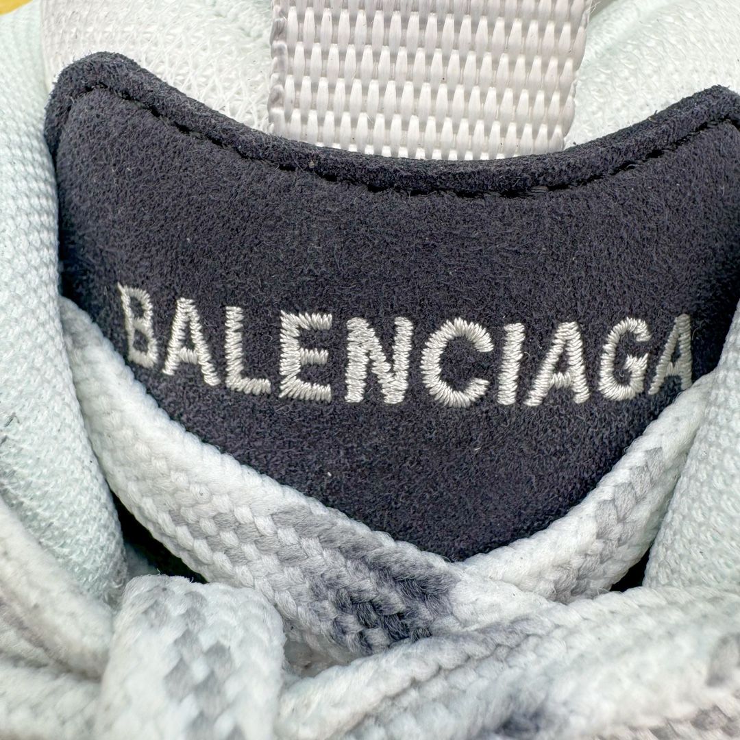 图片[13]-＃XA Balenciaga CARGO Sneaker 巴黎世家十一代圆头系带舒适百搭低帮生活休闲鞋老爹鞋 全套原纸板楦头开发 最原汁原味的灵魂版型 全鞋荧光划线卡点 胶水把控整洁度追求极致完美 每一双都是工艺品 多重QC质检 超越公司货的品控标准 实实在在的免检产品 原盒原配 正确字体电绣 粗细、位置、大小正确 侧边TPU 透气孔匹配意产原版 正确分离大底 TPU软底 原版一致大底LOGO 立体感十足 原厂皮料水洗做旧 采购原厂网纱 这款超细纤维和网布工装运动鞋 来自 Balenciaga 2024年夏季系列 其前卫的设计、夸张的体积和反光细节赋予其特别的轮廓 在 2024 夏季系列的秀场上 我们看到了睽违已久的新款运动鞋 Cargo Sneaker 看鞋名便可猜想 延续 3XL 经典设计 这似乎是一双天生为阔腿 Cargo 而生的鞋款 并且它比起 3XL 本就极度夸张的造型更加夸张 拥有更大的鞋底面积以及更为上翘的鞋头 堪称「5XL」外观设计上除了「比大更大」做旧的厚网布鞋面 还有一种经典 Track 鞋款融合 New Balance 9060 中底之即视感 标志性 Sporty B Logo 置于鞋面中间 再加上明显提高的中底厚度 你也不用害怕与3XL难以分辨 尺码：35/46-选品中心
