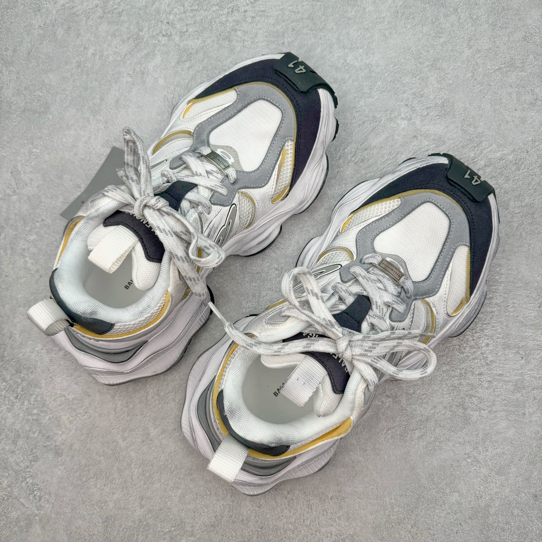 图片[3]-＃XA Balenciaga CARGO Sneaker 巴黎世家十一代圆头系带舒适百搭低帮生活休闲鞋老爹鞋 全套原纸板楦头开发 最原汁原味的灵魂版型 全鞋荧光划线卡点 胶水把控整洁度追求极致完美 每一双都是工艺品 多重QC质检 超越公司货的品控标准 实实在在的免检产品 原盒原配 正确字体电绣 粗细、位置、大小正确 侧边TPU 透气孔匹配意产原版 正确分离大底 TPU软底 原版一致大底LOGO 立体感十足 原厂皮料水洗做旧 采购原厂网纱 这款超细纤维和网布工装运动鞋 来自 Balenciaga 2024年夏季系列 其前卫的设计、夸张的体积和反光细节赋予其特别的轮廓 在 2024 夏季系列的秀场上 我们看到了睽违已久的新款运动鞋 Cargo Sneaker 看鞋名便可猜想 延续 3XL 经典设计 这似乎是一双天生为阔腿 Cargo 而生的鞋款 并且它比起 3XL 本就极度夸张的造型更加夸张 拥有更大的鞋底面积以及更为上翘的鞋头 堪称「5XL」外观设计上除了「比大更大」做旧的厚网布鞋面 还有一种经典 Track 鞋款融合 New Balance 9060 中底之即视感 标志性 Sporty B Logo 置于鞋面中间 再加上明显提高的中底厚度 你也不用害怕与3XL难以分辨 尺码：35/46-选品中心