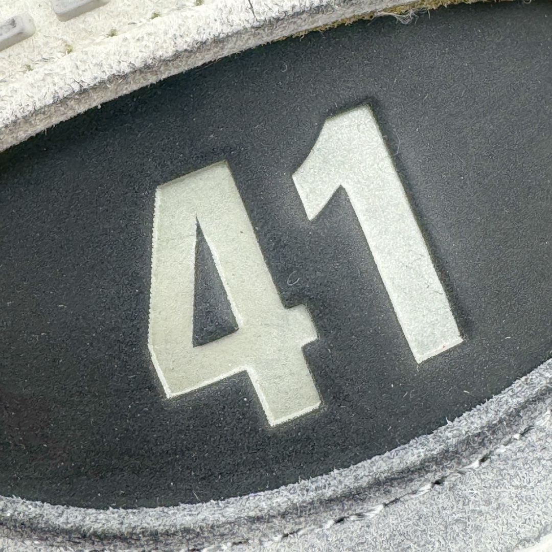 图片[10]-＃XA Balenciaga CARGO Sneaker 巴黎世家十一代圆头系带舒适百搭低帮生活休闲鞋老爹鞋 全套原纸板楦头开发 最原汁原味的灵魂版型 全鞋荧光划线卡点 胶水把控整洁度追求极致完美 每一双都是工艺品 多重QC质检 超越公司货的品控标准 实实在在的免检产品 原盒原配 正确字体电绣 粗细、位置、大小正确 侧边TPU 透气孔匹配意产原版 正确分离大底 TPU软底 原版一致大底LOGO 立体感十足 原厂皮料水洗做旧 采购原厂网纱 这款超细纤维和网布工装运动鞋 来自 Balenciaga 2024年夏季系列 其前卫的设计、夸张的体积和反光细节赋予其特别的轮廓 在 2024 夏季系列的秀场上 我们看到了睽违已久的新款运动鞋 Cargo Sneaker 看鞋名便可猜想 延续 3XL 经典设计 这似乎是一双天生为阔腿 Cargo 而生的鞋款 并且它比起 3XL 本就极度夸张的造型更加夸张 拥有更大的鞋底面积以及更为上翘的鞋头 堪称「5XL」外观设计上除了「比大更大」做旧的厚网布鞋面 还有一种经典 Track 鞋款融合 New Balance 9060 中底之即视感 标志性 Sporty B Logo 置于鞋面中间 再加上明显提高的中底厚度 你也不用害怕与3XL难以分辨 尺码：35/46-选品中心