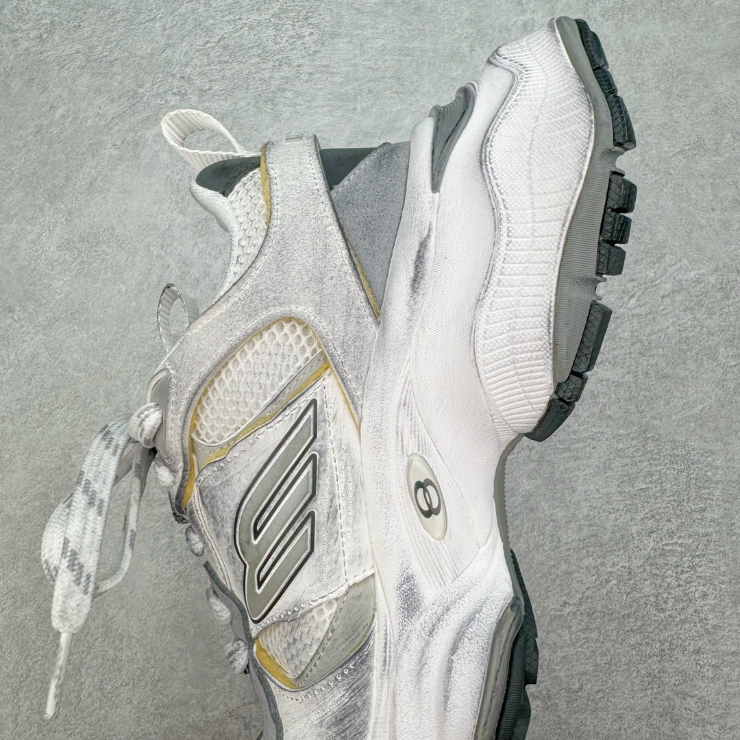 图片[7]-＃XA Balenciaga CARGO Sneaker 巴黎世家十一代圆头系带舒适百搭低帮生活休闲鞋老爹鞋 全套原纸板楦头开发 最原汁原味的灵魂版型 全鞋荧光划线卡点 胶水把控整洁度追求极致完美 每一双都是工艺品 多重QC质检 超越公司货的品控标准 实实在在的免检产品 原盒原配 正确字体电绣 粗细、位置、大小正确 侧边TPU 透气孔匹配意产原版 正确分离大底 TPU软底 原版一致大底LOGO 立体感十足 原厂皮料水洗做旧 采购原厂网纱 这款超细纤维和网布工装运动鞋 来自 Balenciaga 2024年夏季系列 其前卫的设计、夸张的体积和反光细节赋予其特别的轮廓 在 2024 夏季系列的秀场上 我们看到了睽违已久的新款运动鞋 Cargo Sneaker 看鞋名便可猜想 延续 3XL 经典设计 这似乎是一双天生为阔腿 Cargo 而生的鞋款 并且它比起 3XL 本就极度夸张的造型更加夸张 拥有更大的鞋底面积以及更为上翘的鞋头 堪称「5XL」外观设计上除了「比大更大」做旧的厚网布鞋面 还有一种经典 Track 鞋款融合 New Balance 9060 中底之即视感 标志性 Sporty B Logo 置于鞋面中间 再加上明显提高的中底厚度 你也不用害怕与3XL难以分辨 尺码：35/46-选品中心