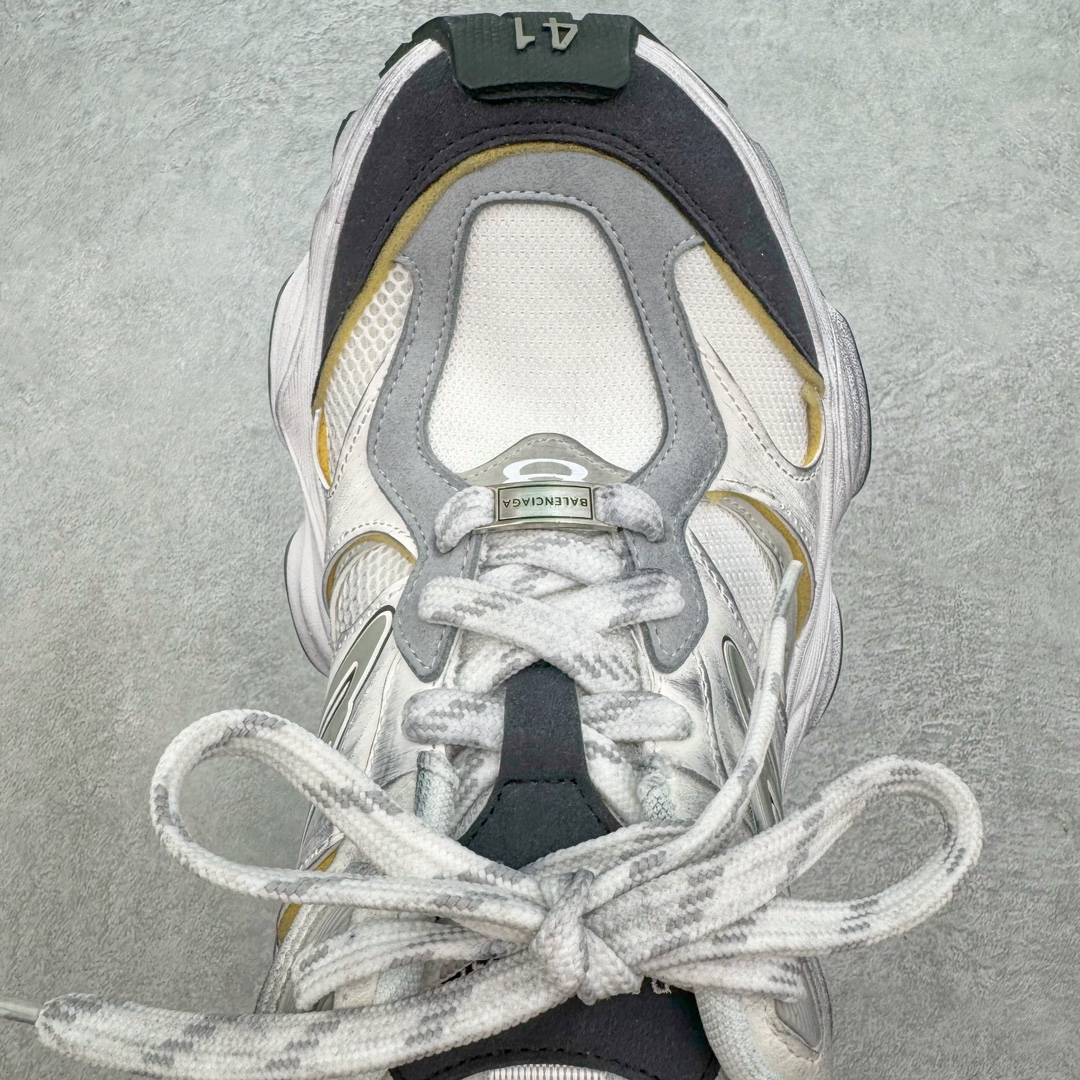 图片[4]-＃XA Balenciaga CARGO Sneaker 巴黎世家十一代圆头系带舒适百搭低帮生活休闲鞋老爹鞋 全套原纸板楦头开发 最原汁原味的灵魂版型 全鞋荧光划线卡点 胶水把控整洁度追求极致完美 每一双都是工艺品 多重QC质检 超越公司货的品控标准 实实在在的免检产品 原盒原配 正确字体电绣 粗细、位置、大小正确 侧边TPU 透气孔匹配意产原版 正确分离大底 TPU软底 原版一致大底LOGO 立体感十足 原厂皮料水洗做旧 采购原厂网纱 这款超细纤维和网布工装运动鞋 来自 Balenciaga 2024年夏季系列 其前卫的设计、夸张的体积和反光细节赋予其特别的轮廓 在 2024 夏季系列的秀场上 我们看到了睽违已久的新款运动鞋 Cargo Sneaker 看鞋名便可猜想 延续 3XL 经典设计 这似乎是一双天生为阔腿 Cargo 而生的鞋款 并且它比起 3XL 本就极度夸张的造型更加夸张 拥有更大的鞋底面积以及更为上翘的鞋头 堪称「5XL」外观设计上除了「比大更大」做旧的厚网布鞋面 还有一种经典 Track 鞋款融合 New Balance 9060 中底之即视感 标志性 Sporty B Logo 置于鞋面中间 再加上明显提高的中底厚度 你也不用害怕与3XL难以分辨 尺码：35/46-选品中心