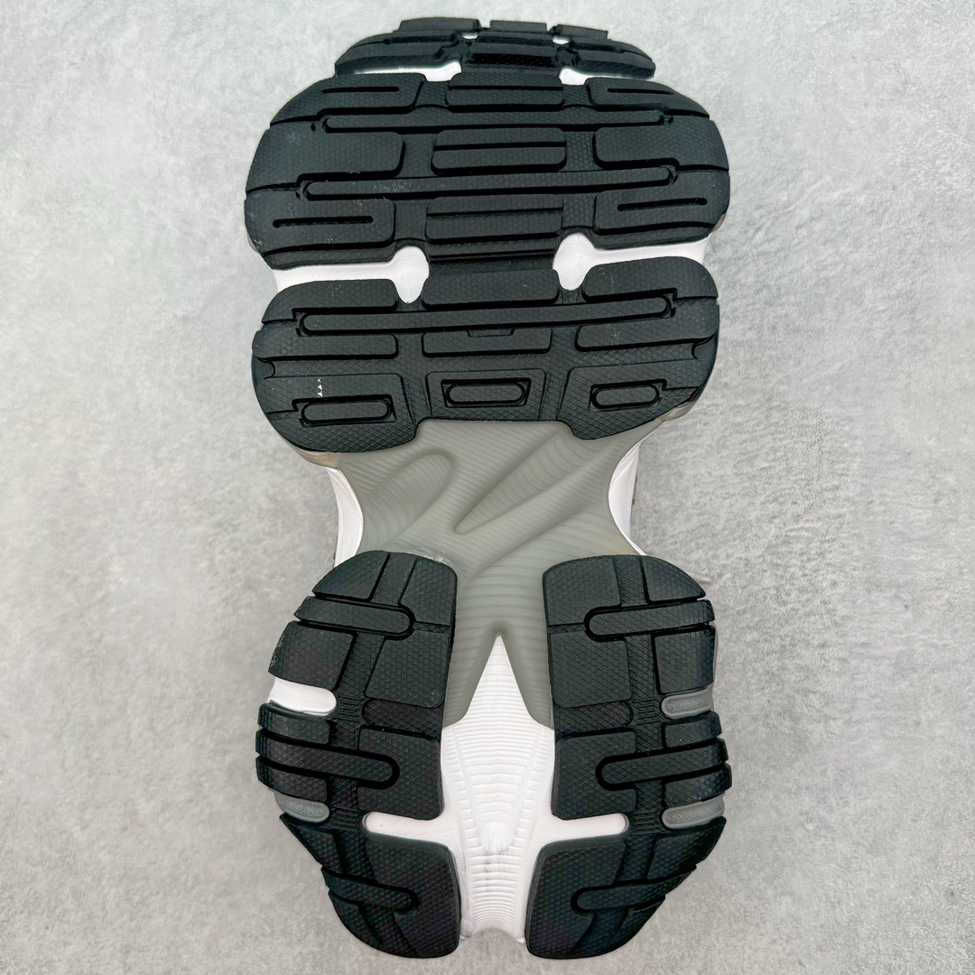 图片[9]-＃XA Balenciaga CARGO Sneaker 巴黎世家十一代圆头系带舒适百搭低帮生活休闲鞋老爹鞋 全套原纸板楦头开发 最原汁原味的灵魂版型 全鞋荧光划线卡点 胶水把控整洁度追求极致完美 每一双都是工艺品 多重QC质检 超越公司货的品控标准 实实在在的免检产品 原盒原配 正确字体电绣 粗细、位置、大小正确 侧边TPU 透气孔匹配意产原版 正确分离大底 TPU软底 原版一致大底LOGO 立体感十足 原厂皮料水洗做旧 采购原厂网纱 这款超细纤维和网布工装运动鞋 来自 Balenciaga 2024年夏季系列 其前卫的设计、夸张的体积和反光细节赋予其特别的轮廓 在 2024 夏季系列的秀场上 我们看到了睽违已久的新款运动鞋 Cargo Sneaker 看鞋名便可猜想 延续 3XL 经典设计 这似乎是一双天生为阔腿 Cargo 而生的鞋款 并且它比起 3XL 本就极度夸张的造型更加夸张 拥有更大的鞋底面积以及更为上翘的鞋头 堪称「5XL」外观设计上除了「比大更大」做旧的厚网布鞋面 还有一种经典 Track 鞋款融合 New Balance 9060 中底之即视感 标志性 Sporty B Logo 置于鞋面中间 再加上明显提高的中底厚度 你也不用害怕与3XL难以分辨 尺码：35/46-选品中心