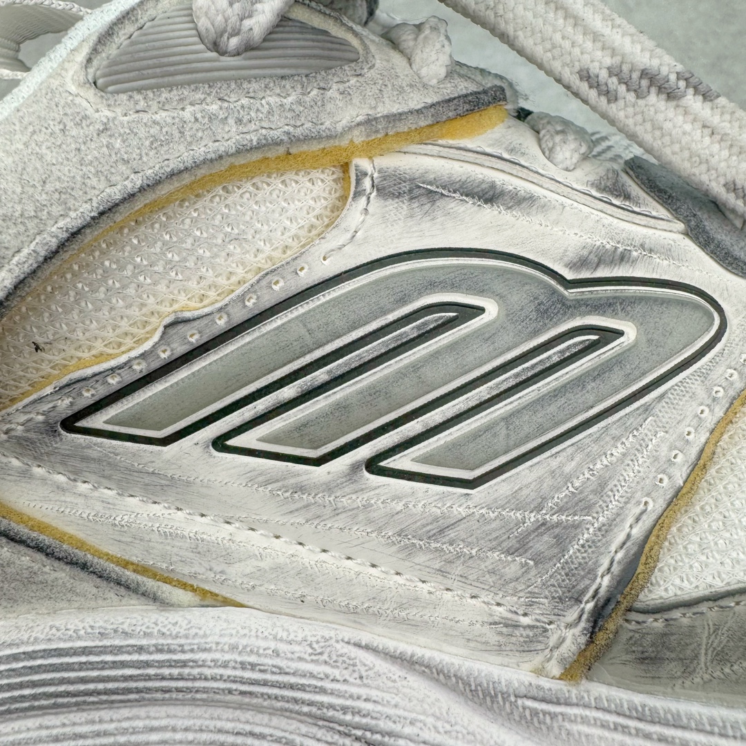 图片[17]-＃XA Balenciaga CARGO Sneaker 巴黎世家十一代圆头系带舒适百搭低帮生活休闲鞋老爹鞋 全套原纸板楦头开发 最原汁原味的灵魂版型 全鞋荧光划线卡点 胶水把控整洁度追求极致完美 每一双都是工艺品 多重QC质检 超越公司货的品控标准 实实在在的免检产品 原盒原配 正确字体电绣 粗细、位置、大小正确 侧边TPU 透气孔匹配意产原版 正确分离大底 TPU软底 原版一致大底LOGO 立体感十足 原厂皮料水洗做旧 采购原厂网纱 这款超细纤维和网布工装运动鞋 来自 Balenciaga 2024年夏季系列 其前卫的设计、夸张的体积和反光细节赋予其特别的轮廓 在 2024 夏季系列的秀场上 我们看到了睽违已久的新款运动鞋 Cargo Sneaker 看鞋名便可猜想 延续 3XL 经典设计 这似乎是一双天生为阔腿 Cargo 而生的鞋款 并且它比起 3XL 本就极度夸张的造型更加夸张 拥有更大的鞋底面积以及更为上翘的鞋头 堪称「5XL」外观设计上除了「比大更大」做旧的厚网布鞋面 还有一种经典 Track 鞋款融合 New Balance 9060 中底之即视感 标志性 Sporty B Logo 置于鞋面中间 再加上明显提高的中底厚度 你也不用害怕与3XL难以分辨 尺码：35/46-选品中心