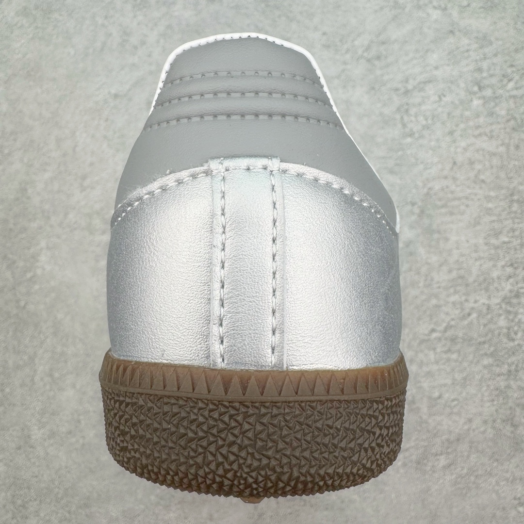 图片[8]-＃福利特价 AD Original Samba OG 复古经典轻便板鞋 B75806 这款桑巴鞋展示了高质量的工艺 带有装饰的超锁缝制和无缝的手感 柔软、柔软的皮革造型和标志性的3条纹完成了精致的外观 正规合身鞋带 鞋面上有绒面鞋垫 橡胶鞋底 享受正畸套筒软感 自50年代首次亮相以来就一直在赢得粉丝的青睐 尺码：36 36.5 37 38 38.5 39 40 40.5 41 42 42.5 43 44 44.5 45-选品中心