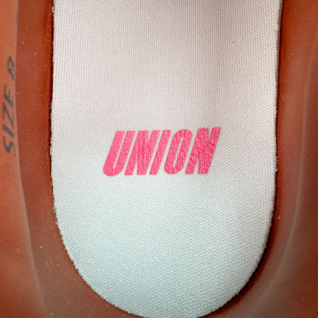 图片[15]-＃HK纯原 Union x NK Field General 82 SP 低帮复古联名篮球鞋 UN联名米棕 FQ9003-200 鞋身整体采用编织网眼为底 框架部分的麂皮材质营造出丰富的层次感 配色方面以深棕色为底色 搭配奶油色框架设计 Swoosh部分则以白色点缀 复古氛围拉满 Union标志性的UN/LA标签以及车线细节均得以保留 鞋舌部分也采用解构设计 并带有UNION字样 鞋身侧后方均带有粉色3M反光条设计 Swoosh采用镂空样式呈现 并带有稳定支持装置 鞋底则采用自带氧化效果的米白色Waffle外底呈现 进一步呼应复古氛围 侧面分别带有Union以及NK字样 尺码：36 36.5 37.5 38 38.5 39 40 40.5 41 42 42.5 43 44 45-选品中心