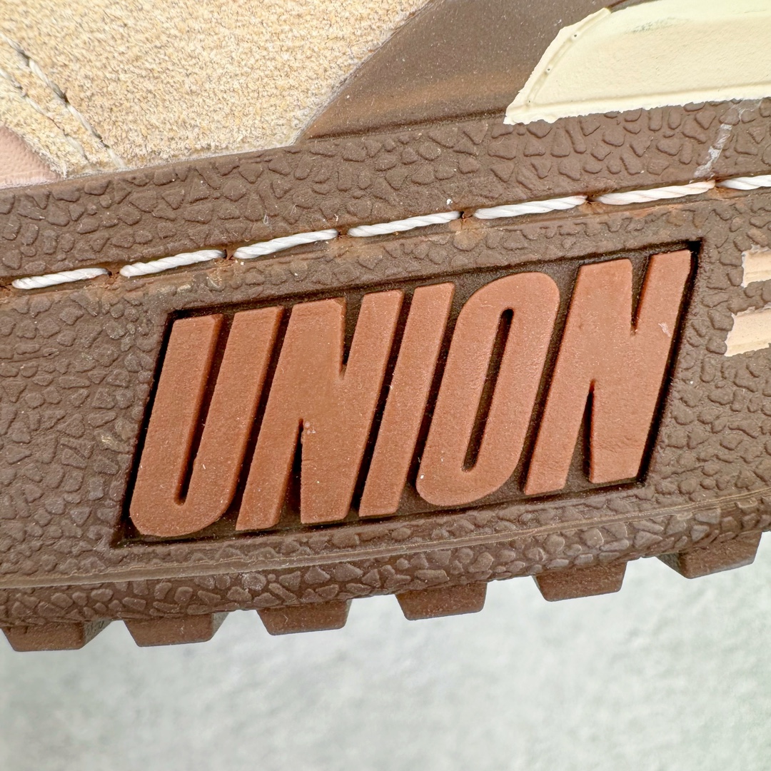 图片[17]-＃HK纯原 Union x NK Field General 82 SP 低帮复古联名篮球鞋 UN联名米棕 FQ9003-200 鞋身整体采用编织网眼为底 框架部分的麂皮材质营造出丰富的层次感 配色方面以深棕色为底色 搭配奶油色框架设计 Swoosh部分则以白色点缀 复古氛围拉满 Union标志性的UN/LA标签以及车线细节均得以保留 鞋舌部分也采用解构设计 并带有UNION字样 鞋身侧后方均带有粉色3M反光条设计 Swoosh采用镂空样式呈现 并带有稳定支持装置 鞋底则采用自带氧化效果的米白色Waffle外底呈现 进一步呼应复古氛围 侧面分别带有Union以及NK字样 尺码：36 36.5 37.5 38 38.5 39 40 40.5 41 42 42.5 43 44 45-选品中心